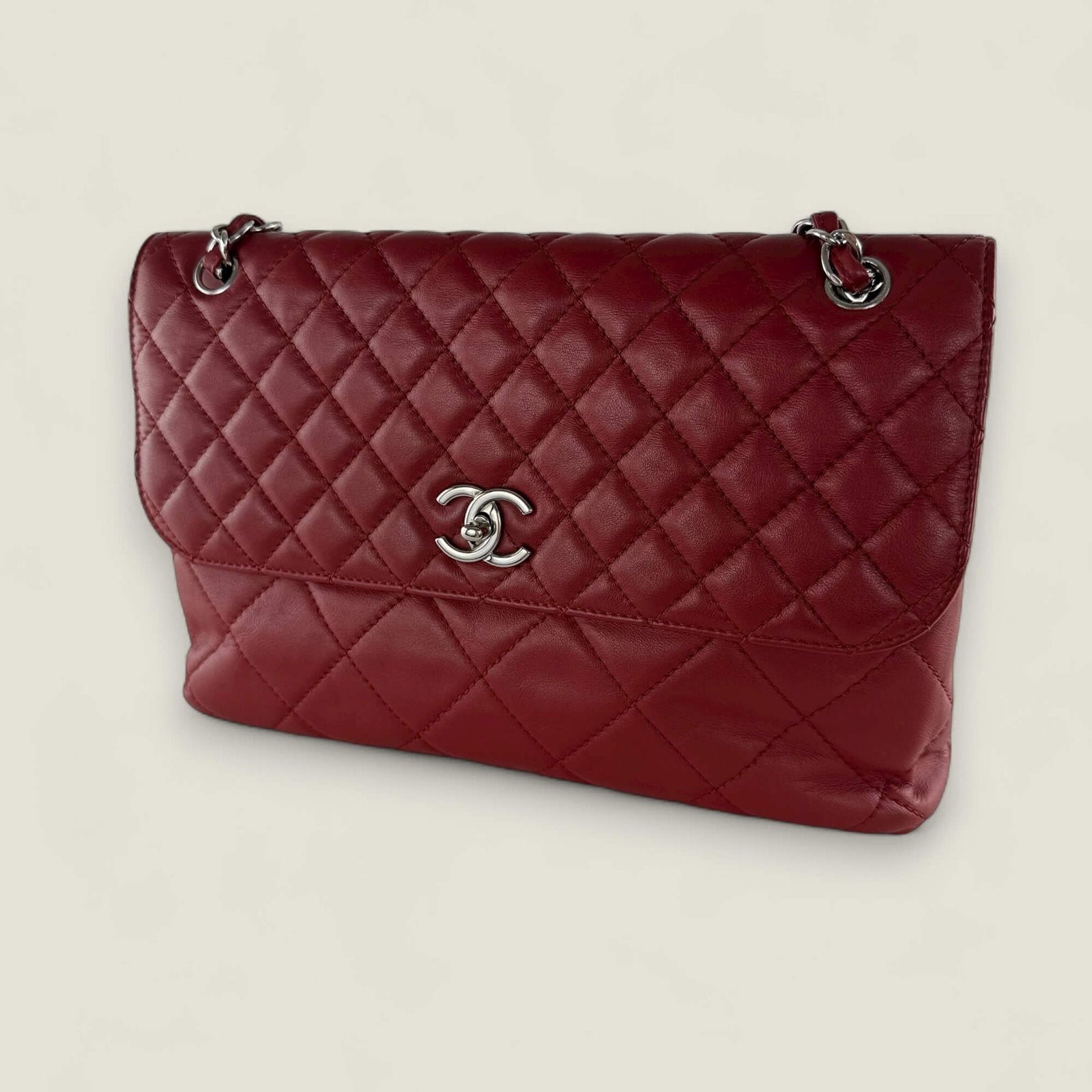 Pre-owned Chanel single flpabag jumbo red