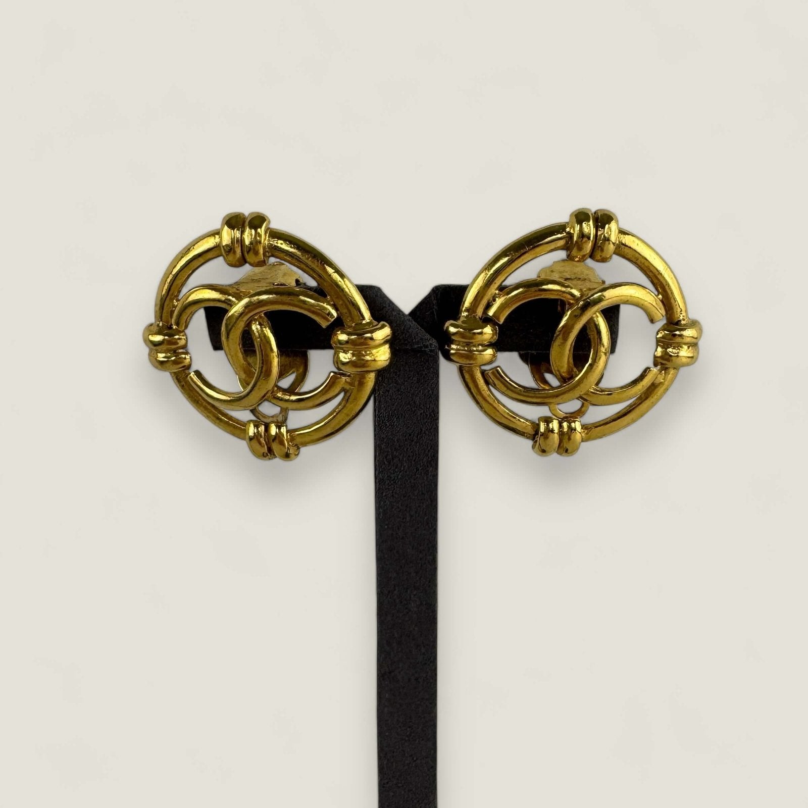 Pre-loved Chanel earrings from the 90s, CC logo, gold-plated clip-on earrings