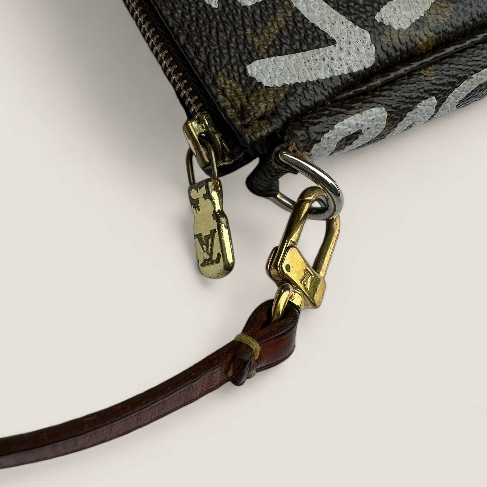 Pre-loved rare limited edition Louis Vuitton x Stephen Sprouse Graffiti Pochette Accessories from 2001 white beige letters