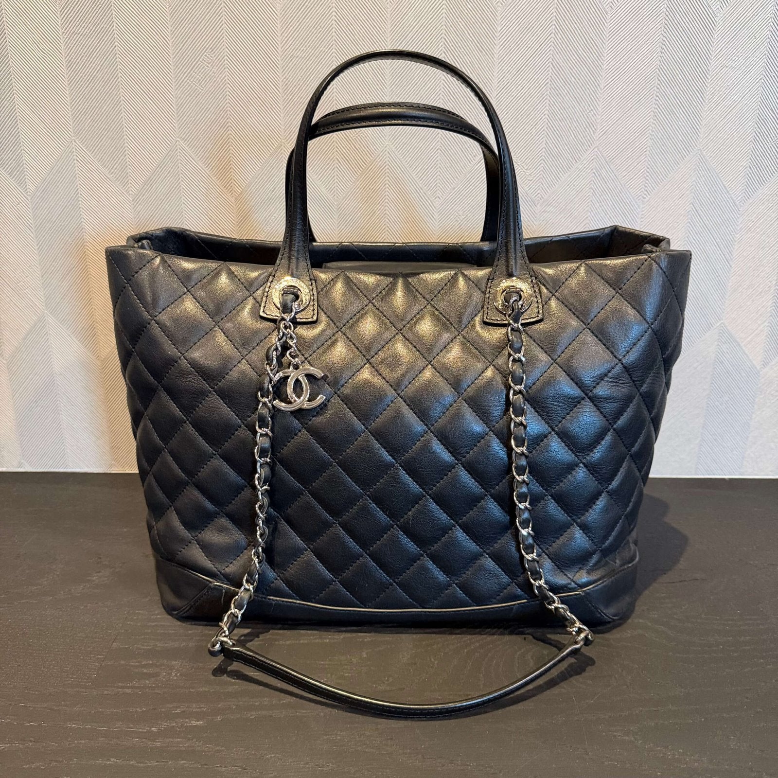 Second-hand Chanel large shopping tote with black quilted leather