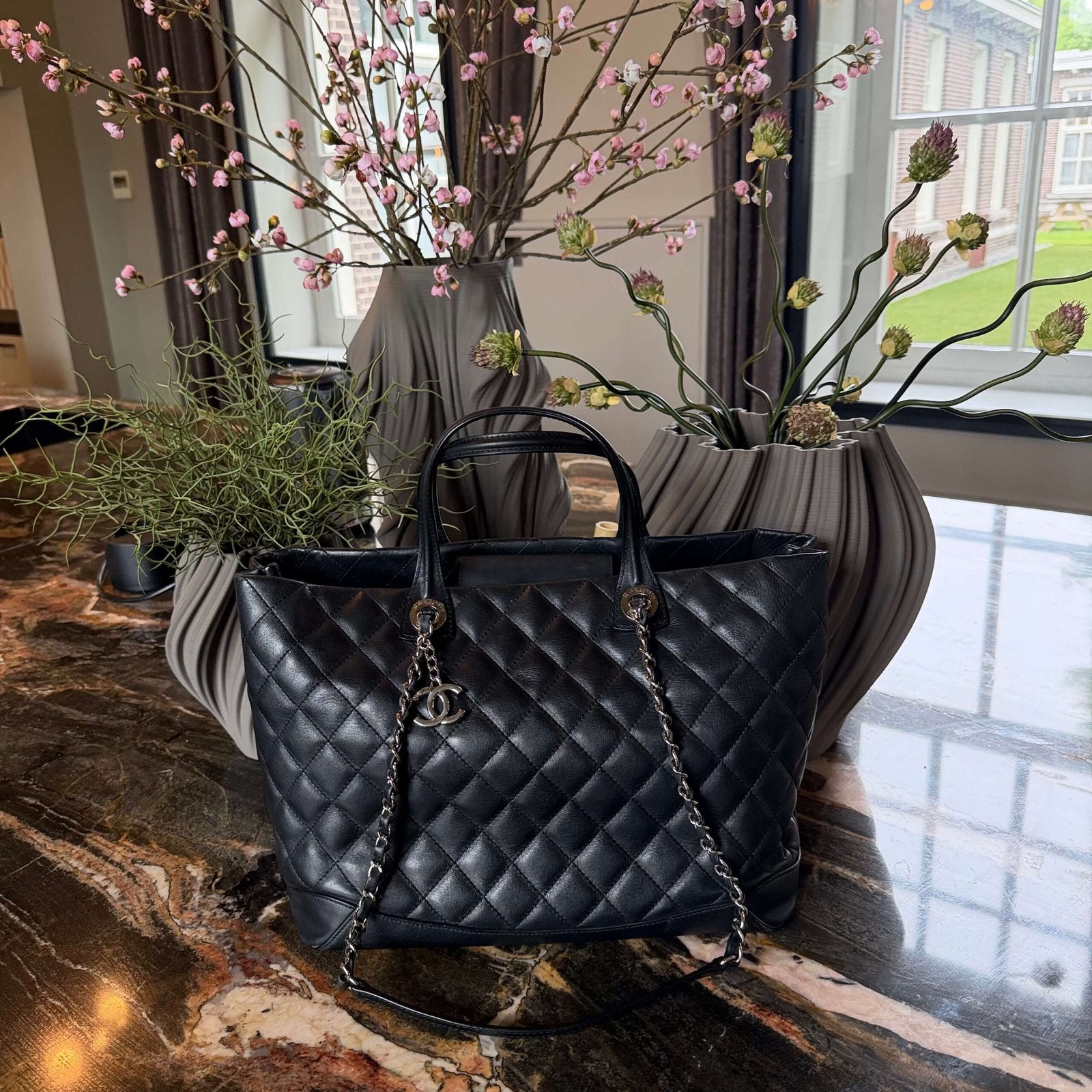 Second-hand Chanel large black leather tote bag