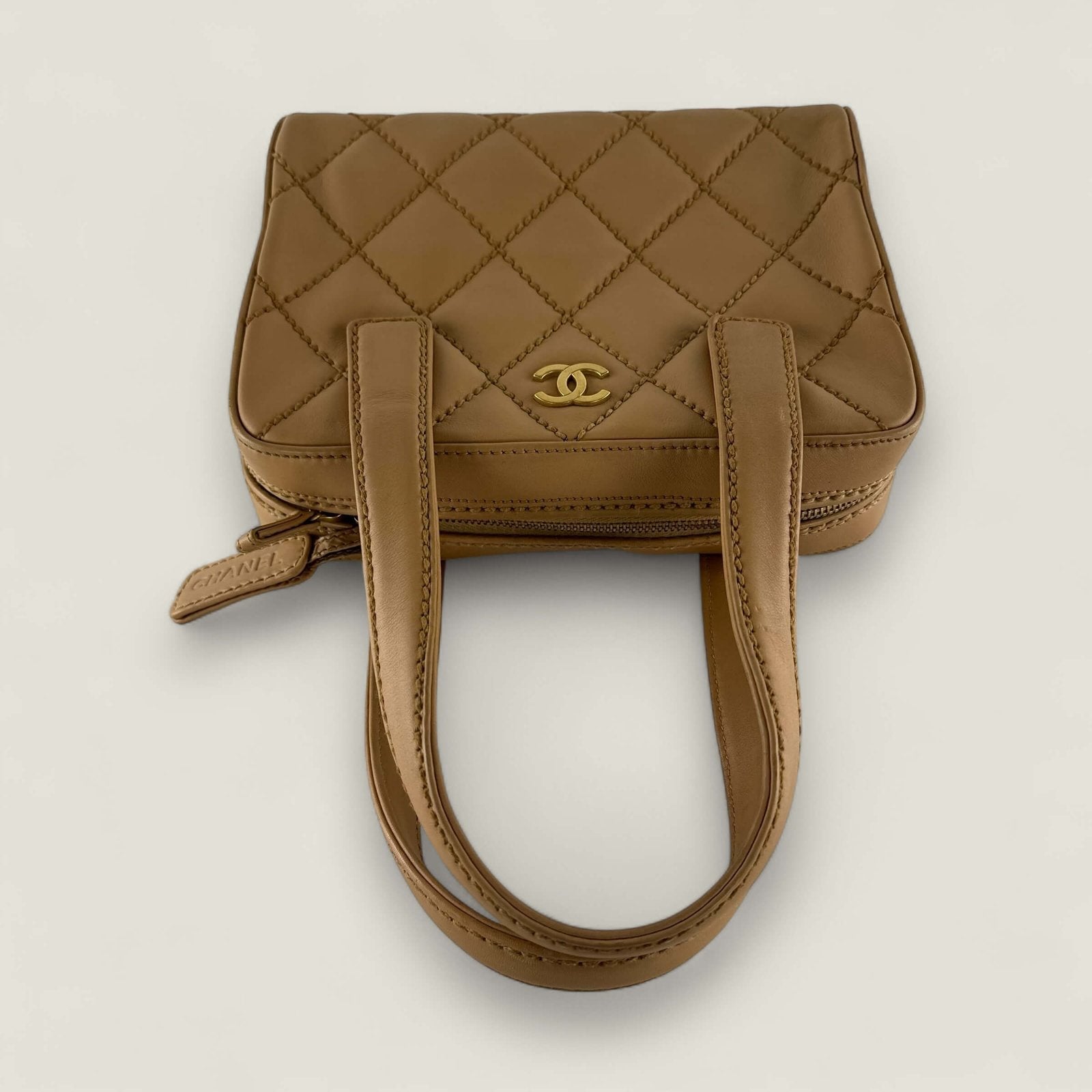 Tweedehands Chanel wild stitch handtas beige