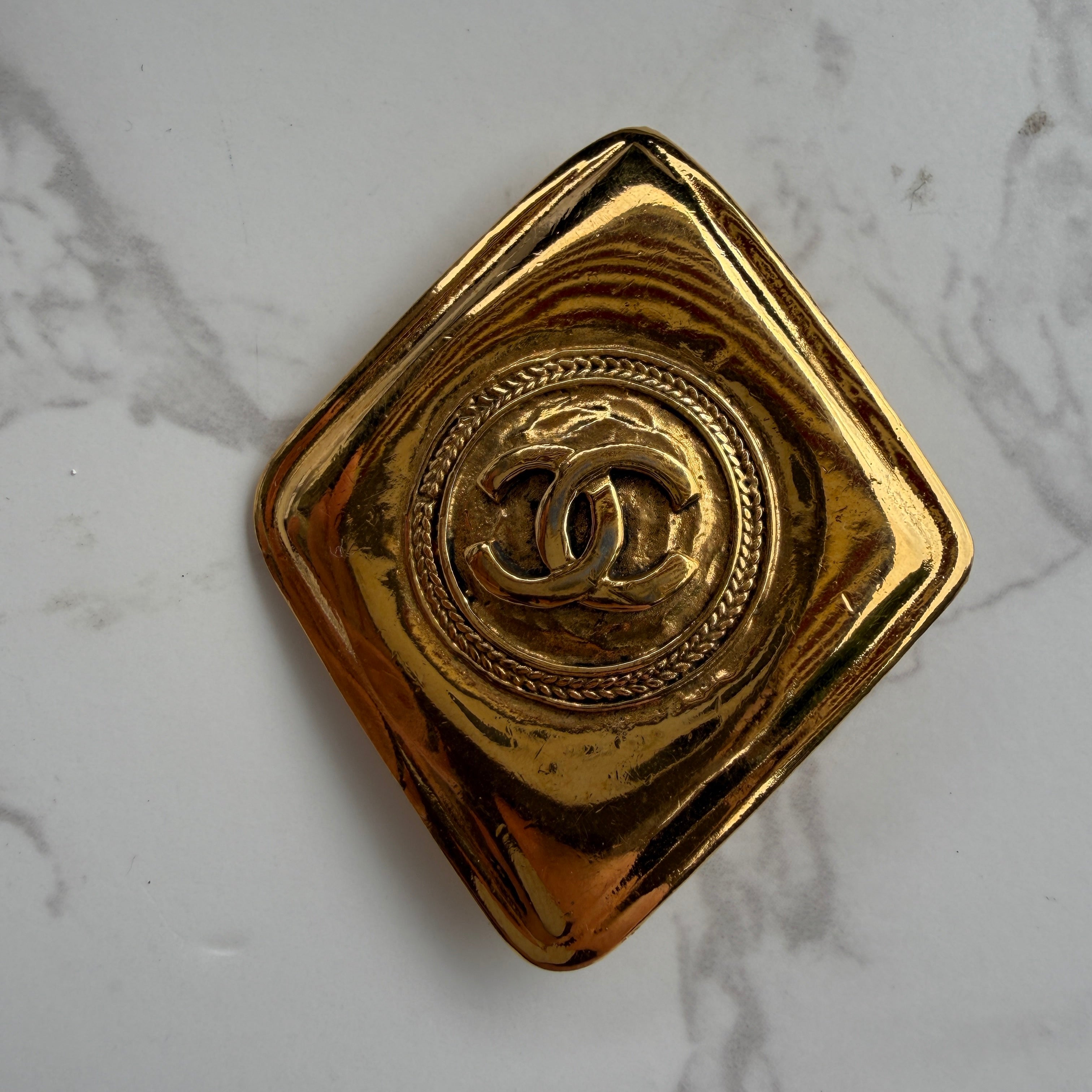 Tweedehands Chanel CC Rhombus broche