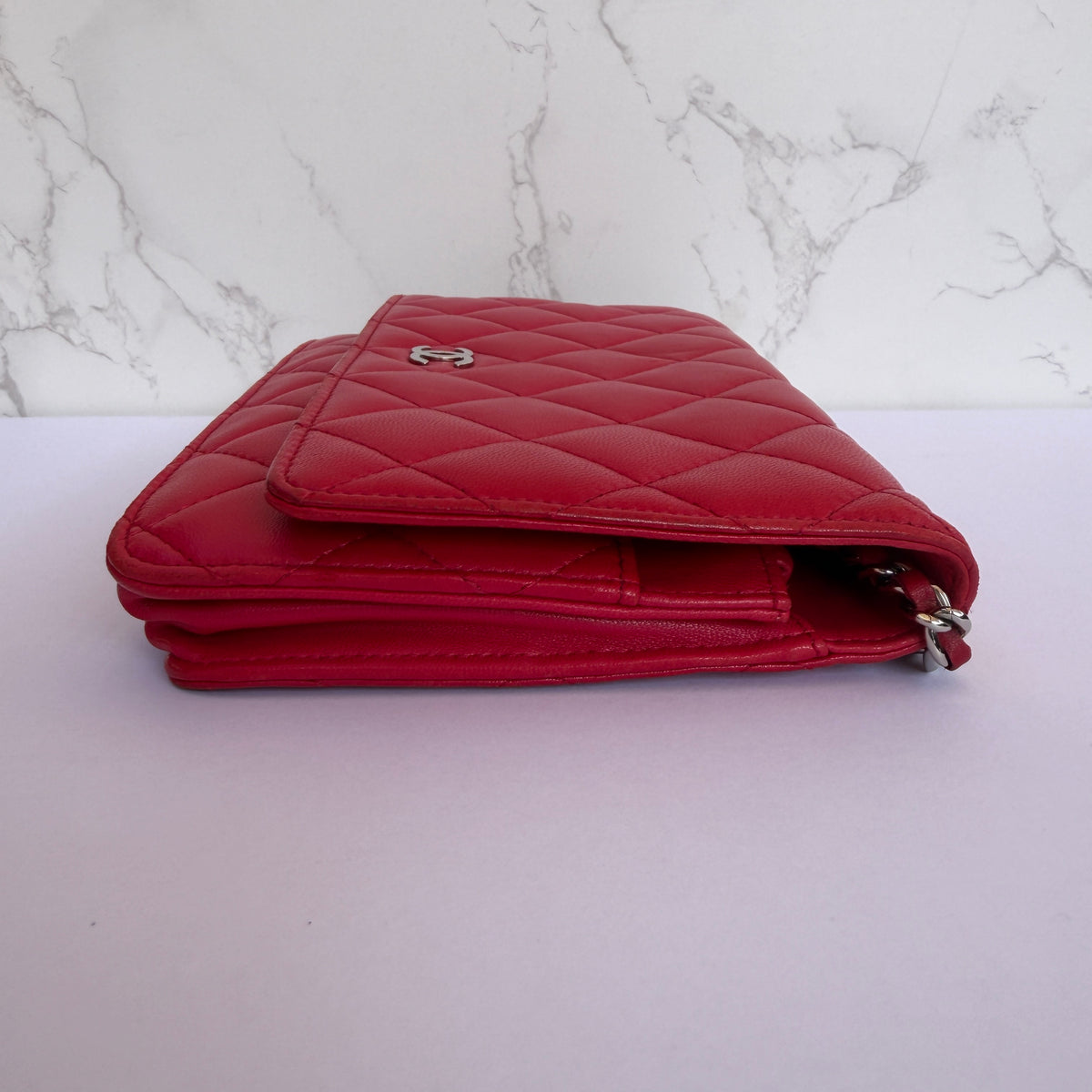 Tweedehands Chanel wallet on chain rood