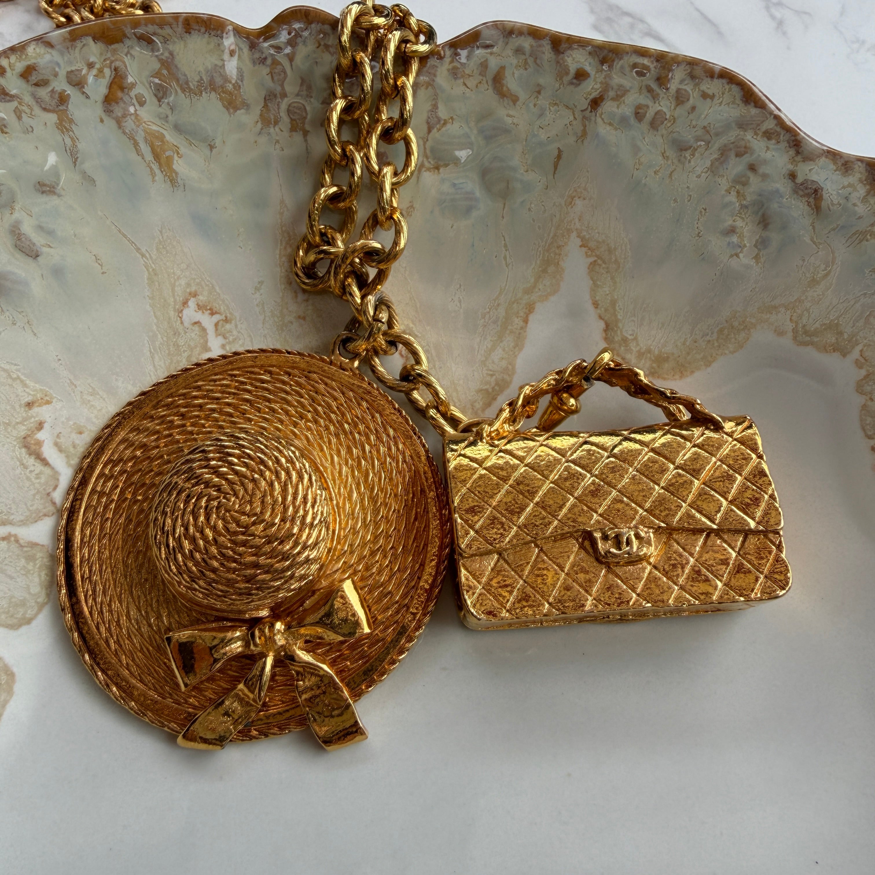 Vintage Chanel ketting unieke tas en hoed