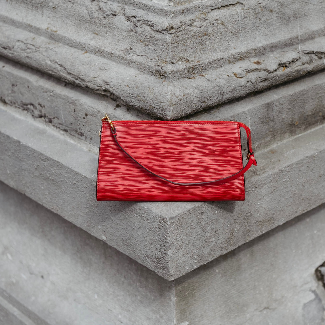 Vintage Louis Vuitton pochette accessoires rood leer
