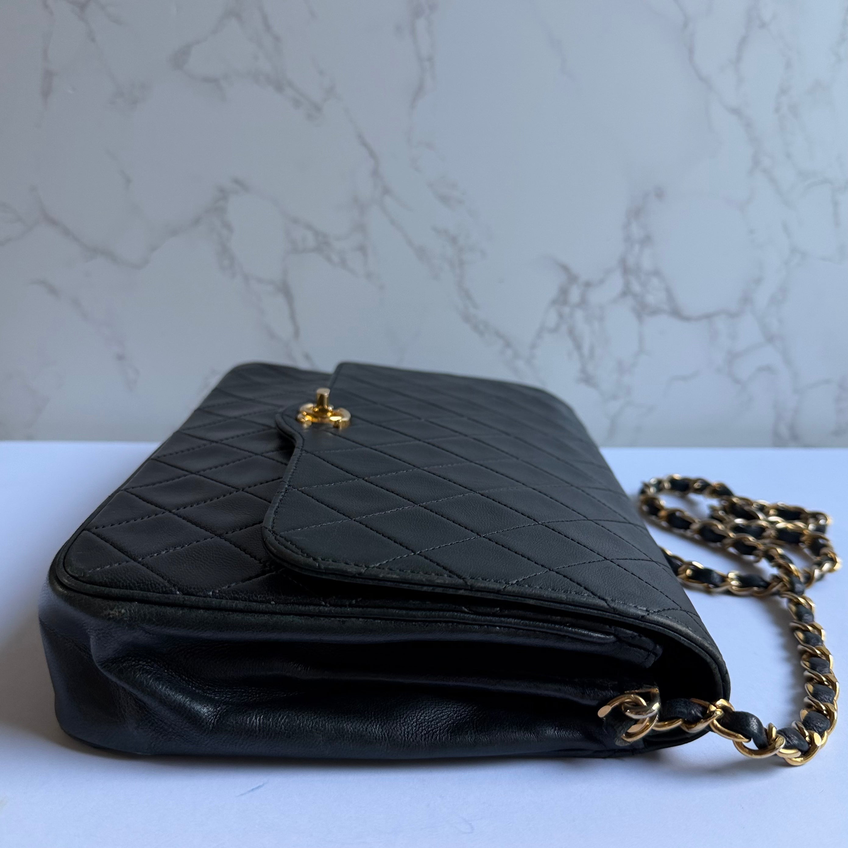 Zijkant Chanel single flap