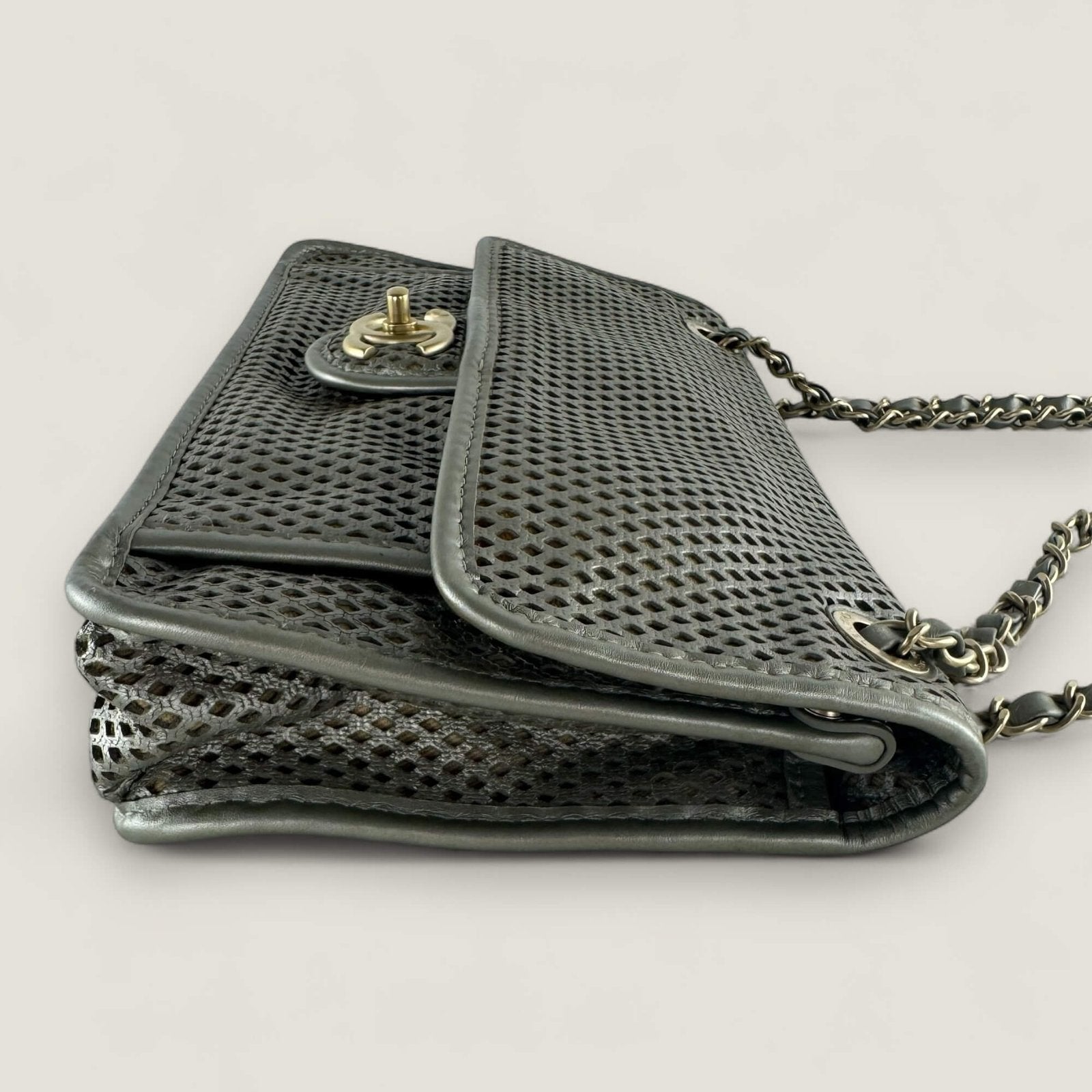 Zijkant Chanel up in the air bag