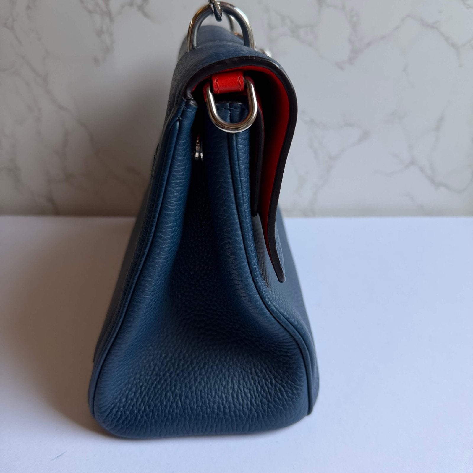 Zijkant Christian Dior handtas