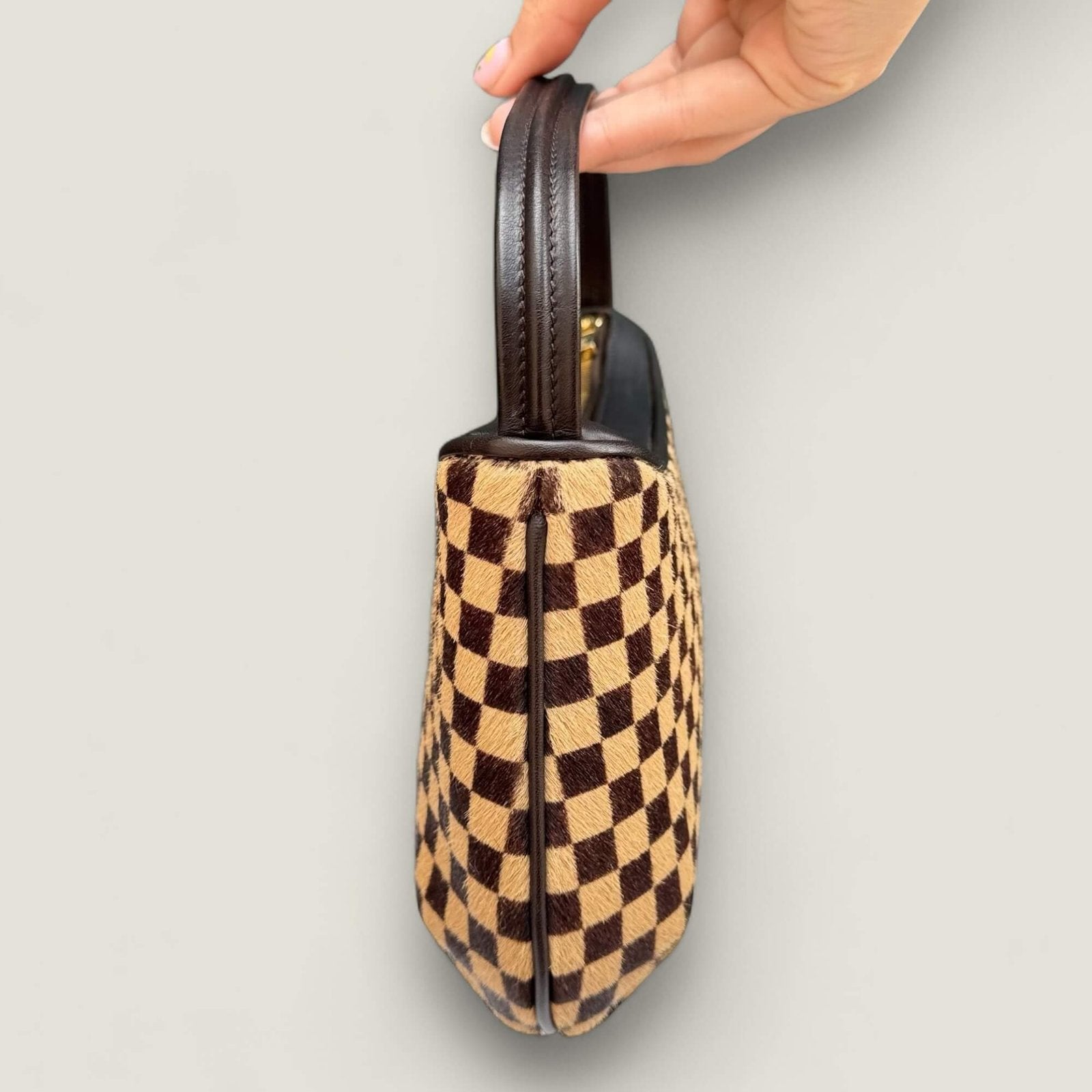 Zijkant Louis Vuitton Tigre pony stijl kalfsleer