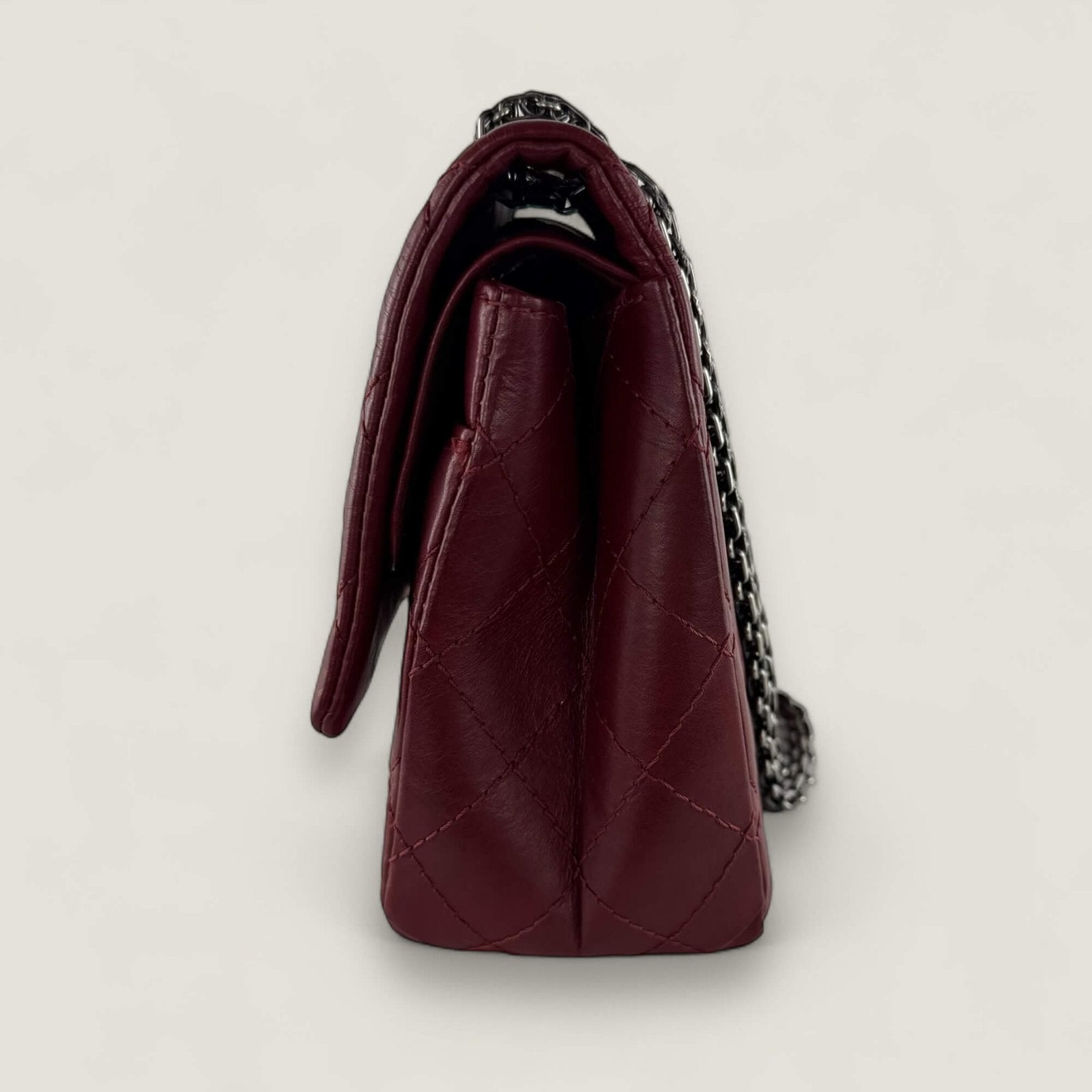 Zijkant originele Chanel schoudertas reissue
