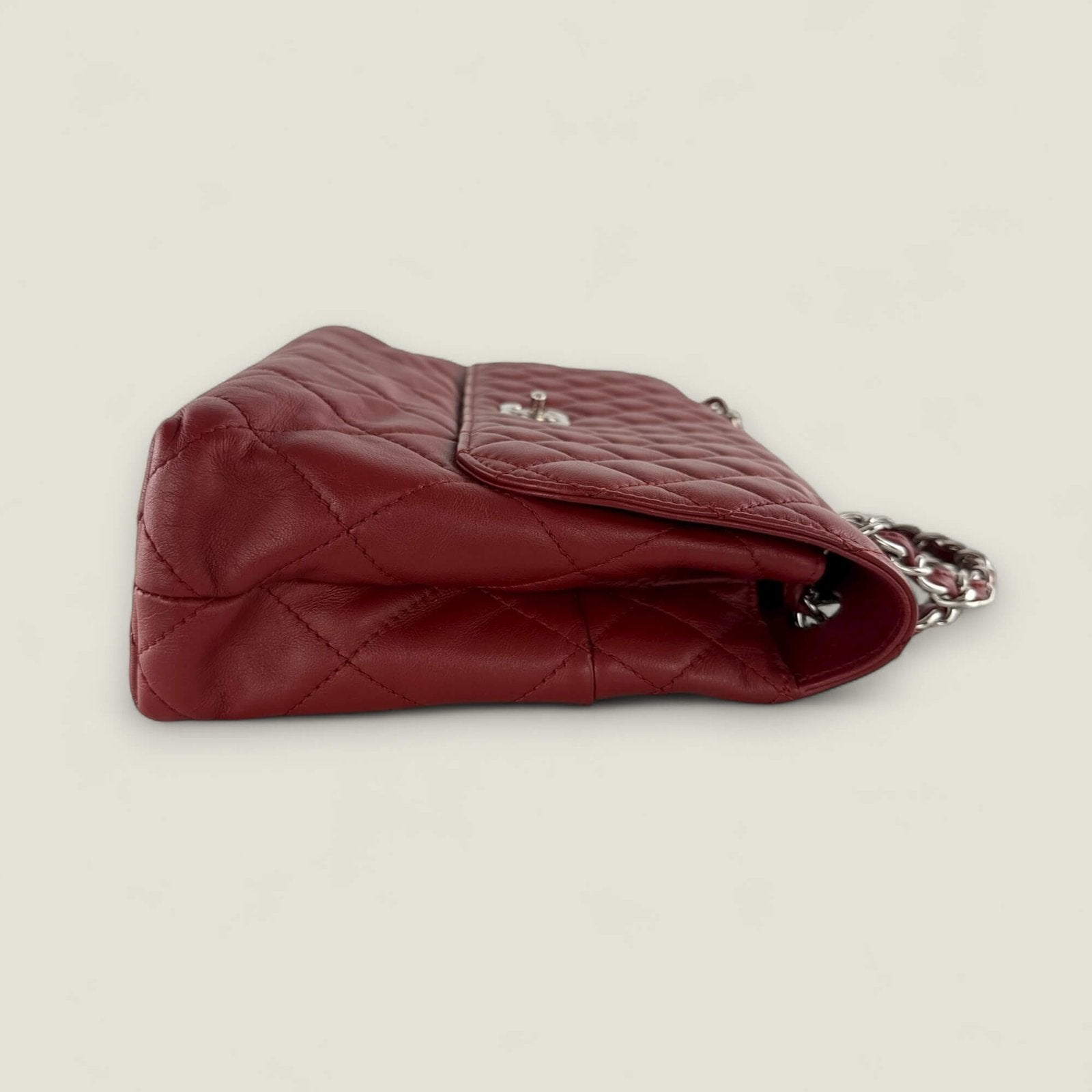 Zijkant originele Chanel schoudertas rood