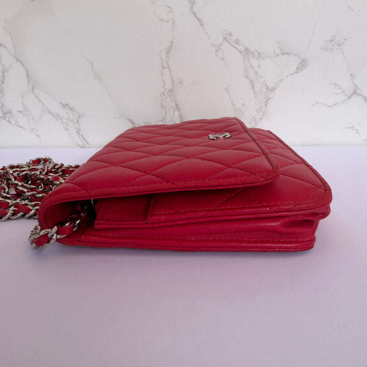 Zijkant Chanel wallet on chain rood lamsleer - pre-owned