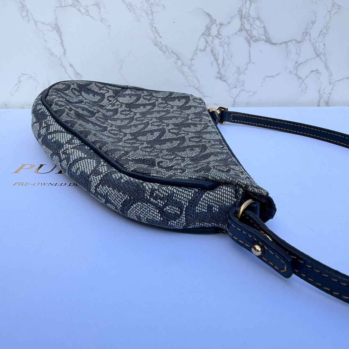 Zijkant authentieke vintage Dior saddle bag