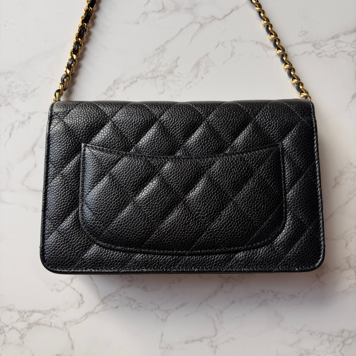 achterkant Chanel WOC zwart caviar leer