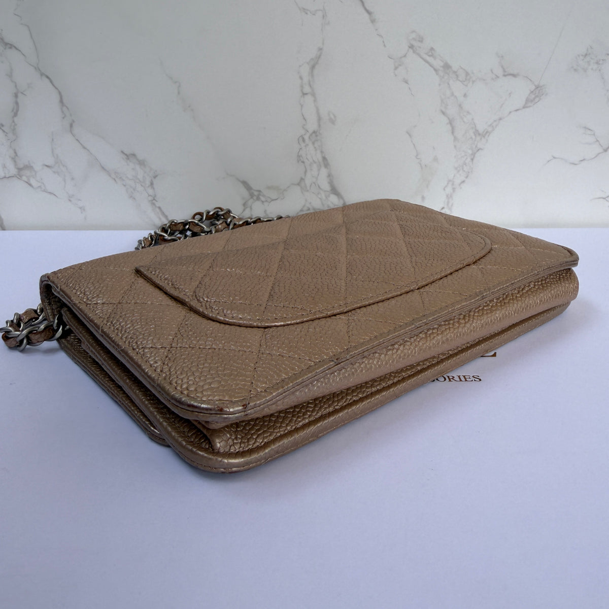 achterkant hoekjes Chanel wallet on chain caviar leer