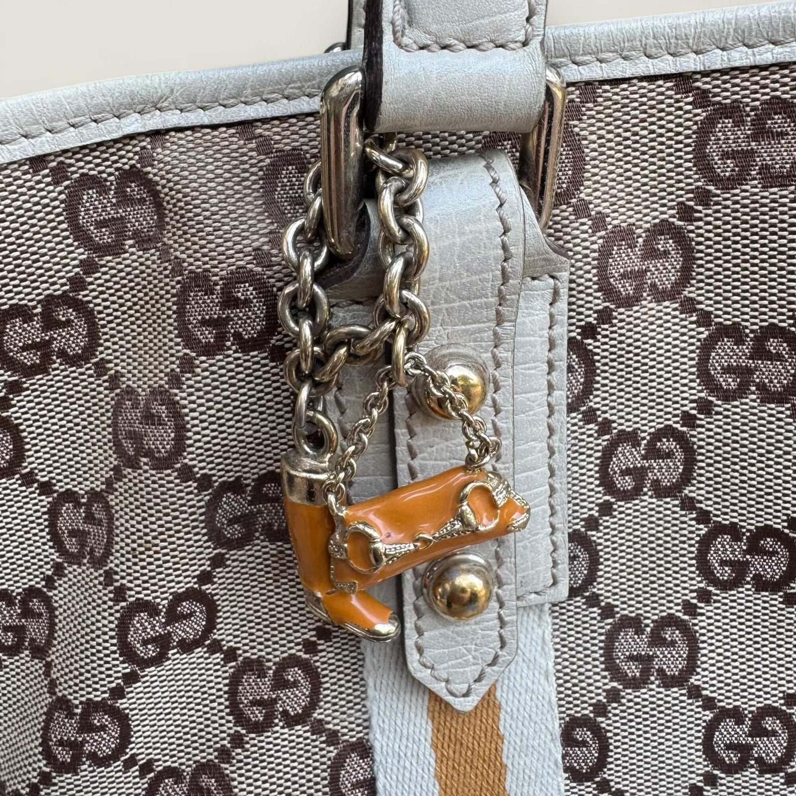 detail bedeltjes Gucci tas