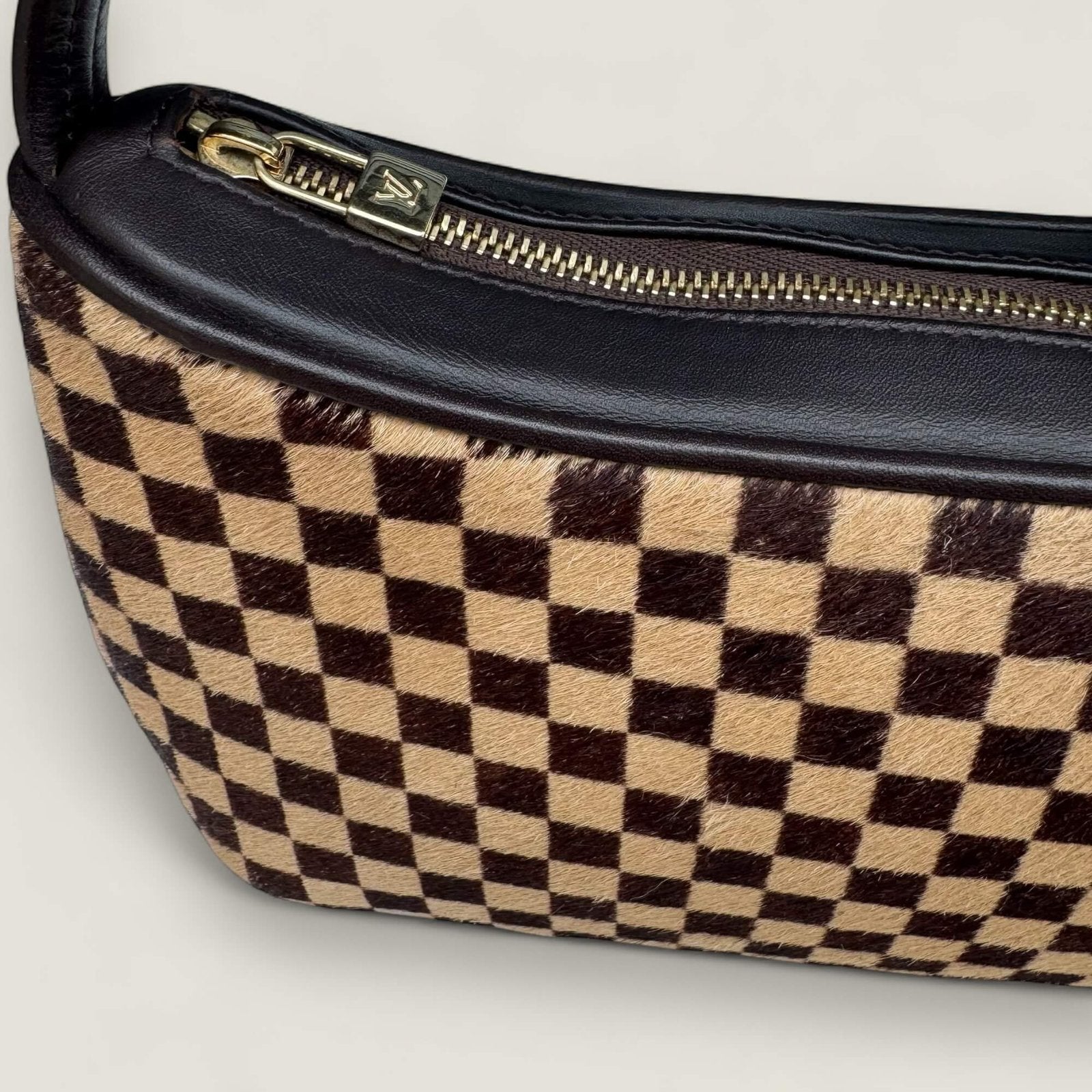 louis-vuitton-tigre-goudkleurige-hardware.