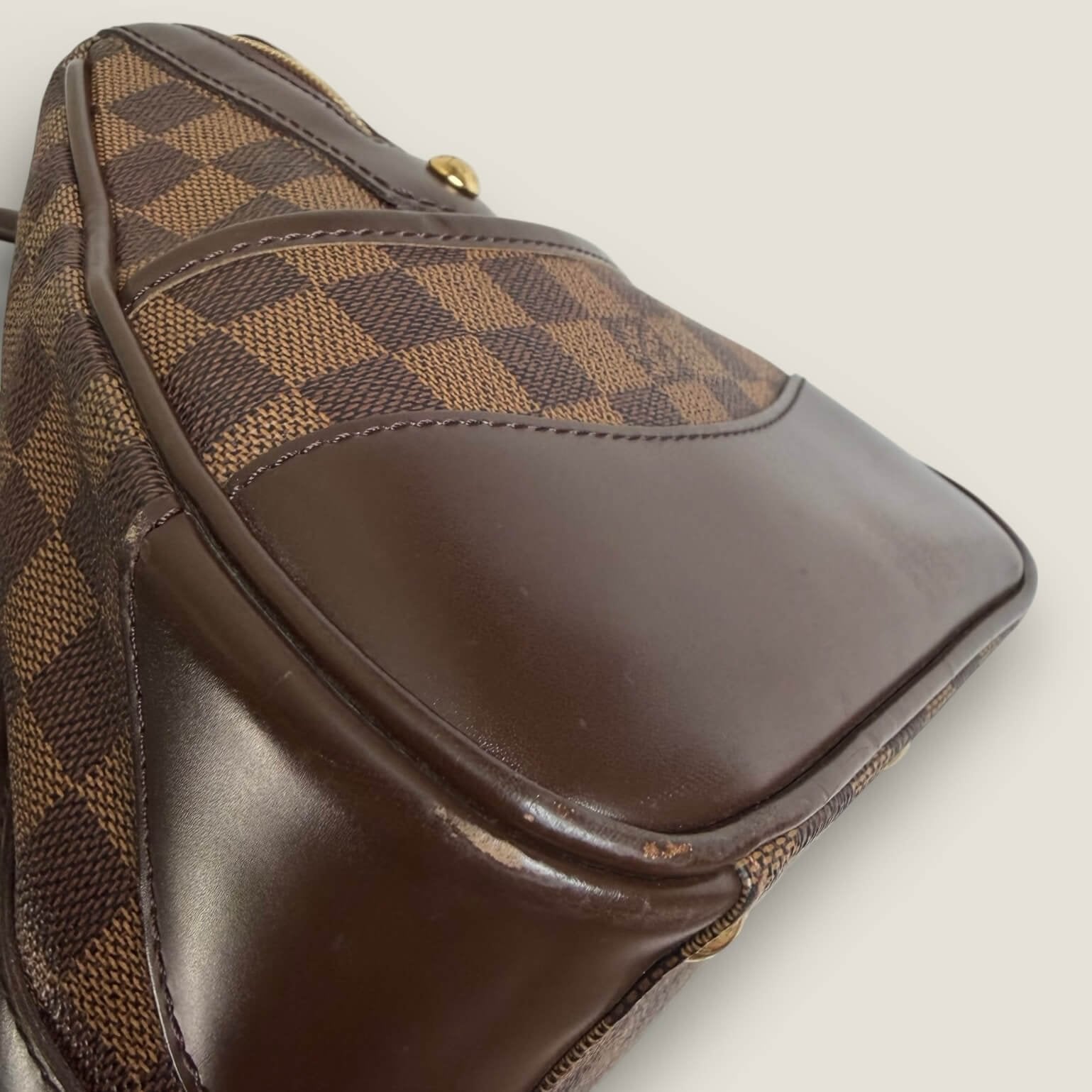 pre owned Louis Vuitton Damier Ebene Berkeley corner detail close up