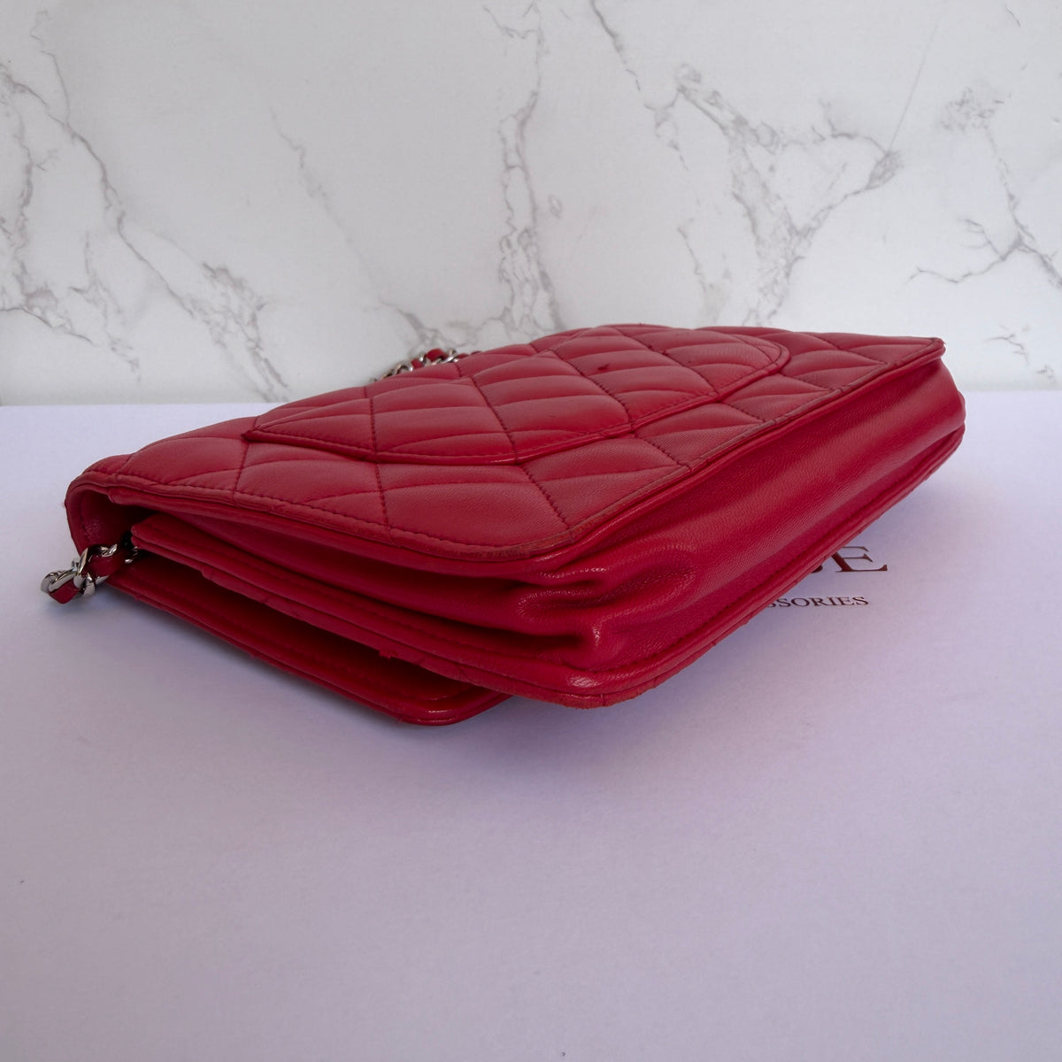 pre-owned Chanel wallet on chain rood lamsleer