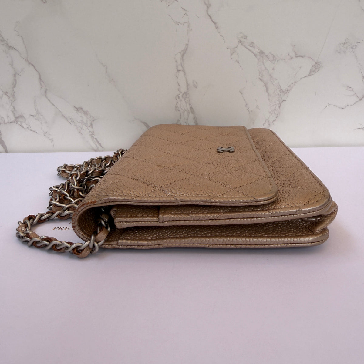 zijkant Beige Chanel wallet on chain