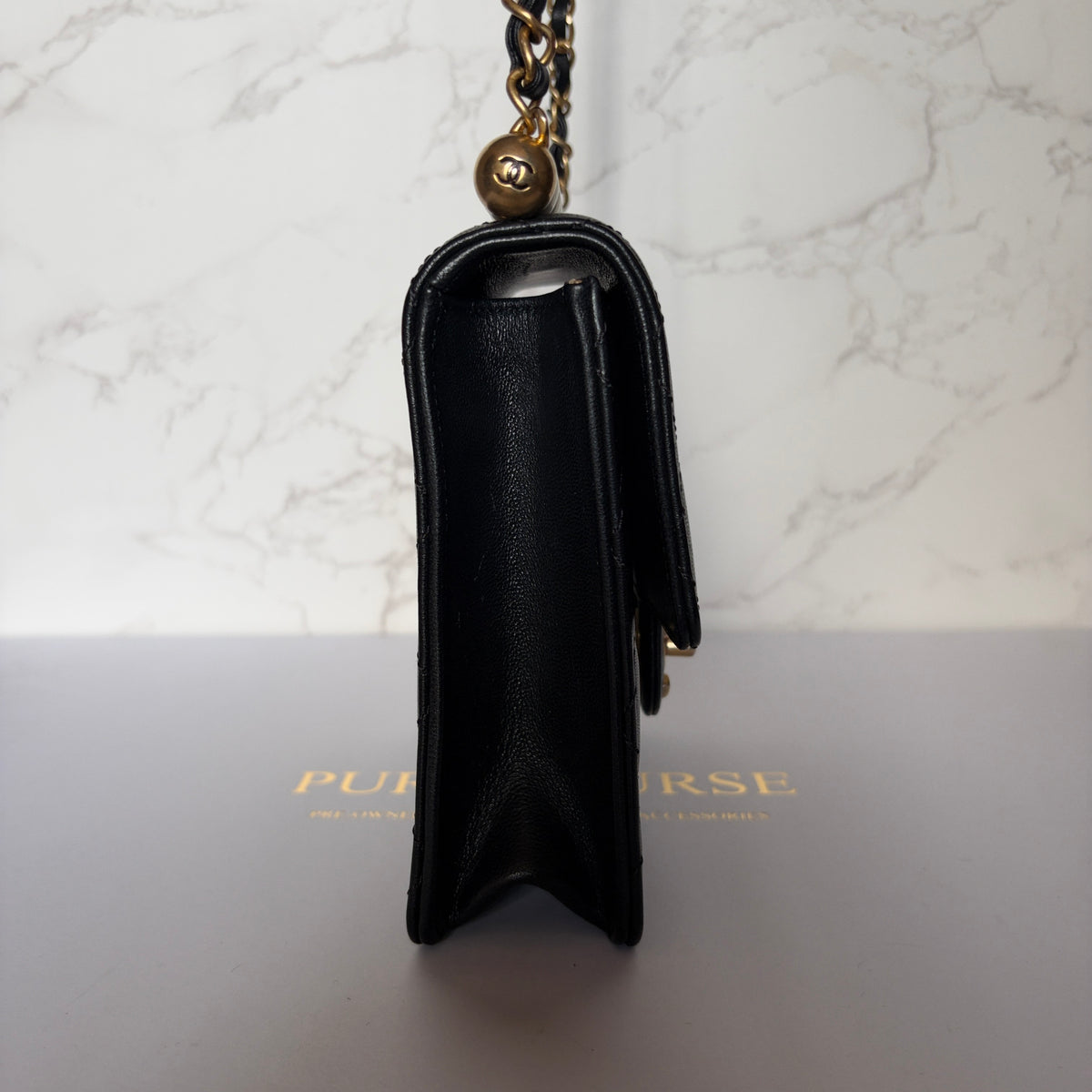 zijkant Chanel mini chic flap bag