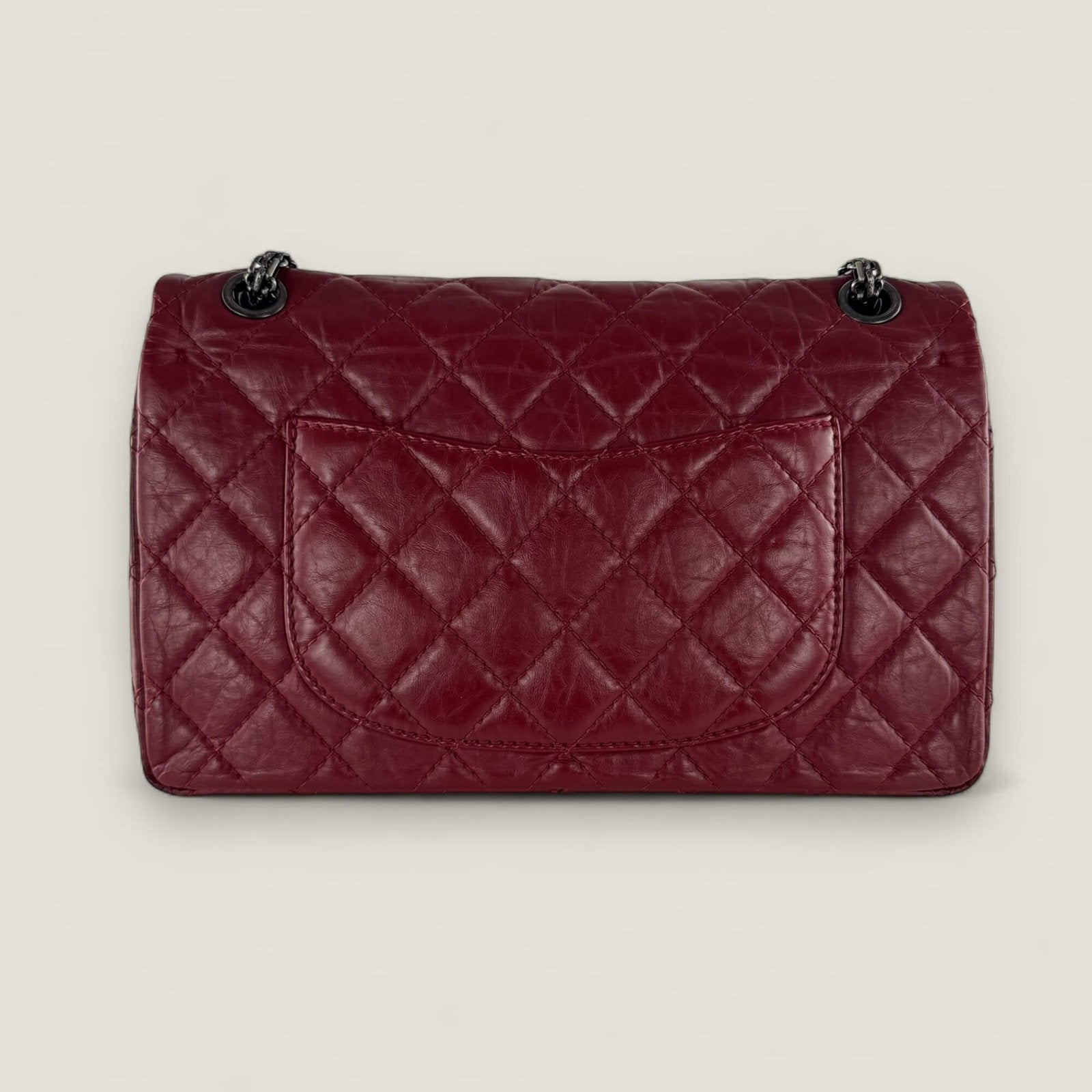 Achterkant Chanel reissue 226 rood leer