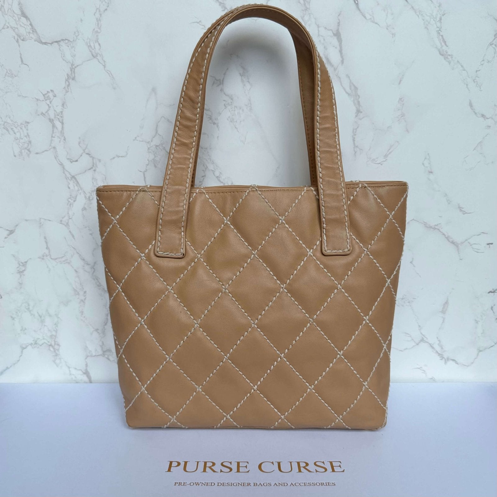 Achterkant authentieke Chanel handtas beige
