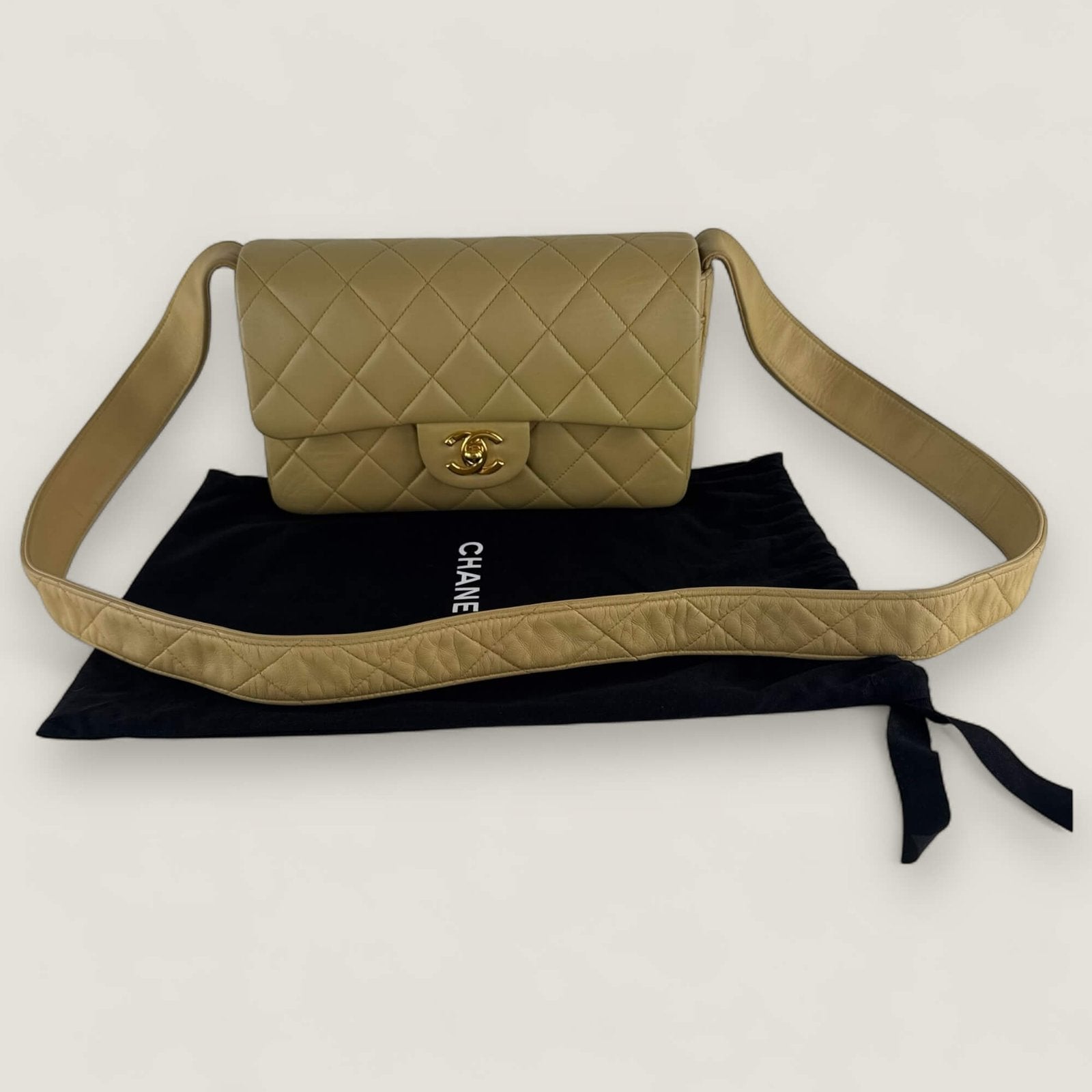 Authentic preloved Chanel classic shoulderbag with leather shoulderstrap