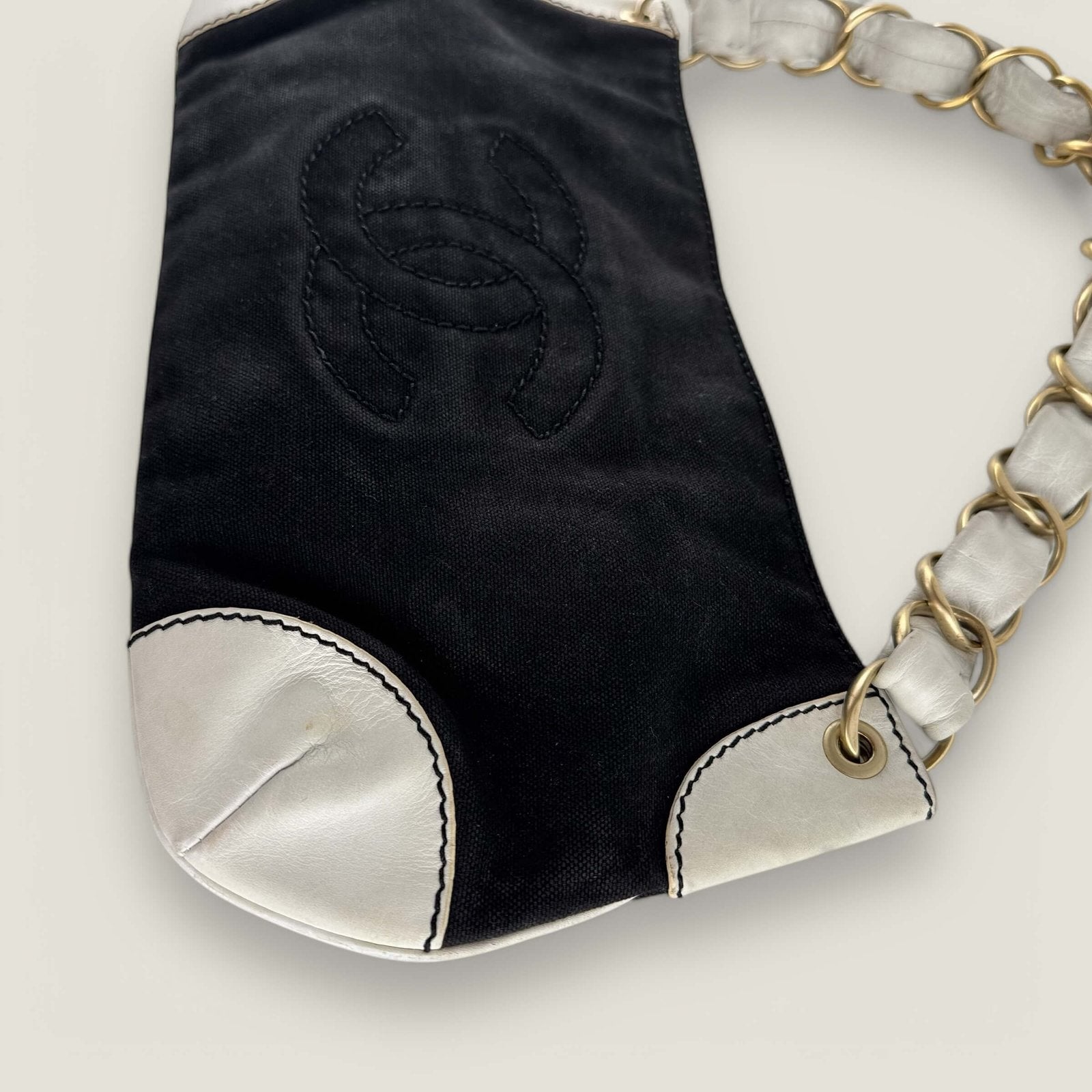 Authentieke Chanel schoudertas preloved zwart wit