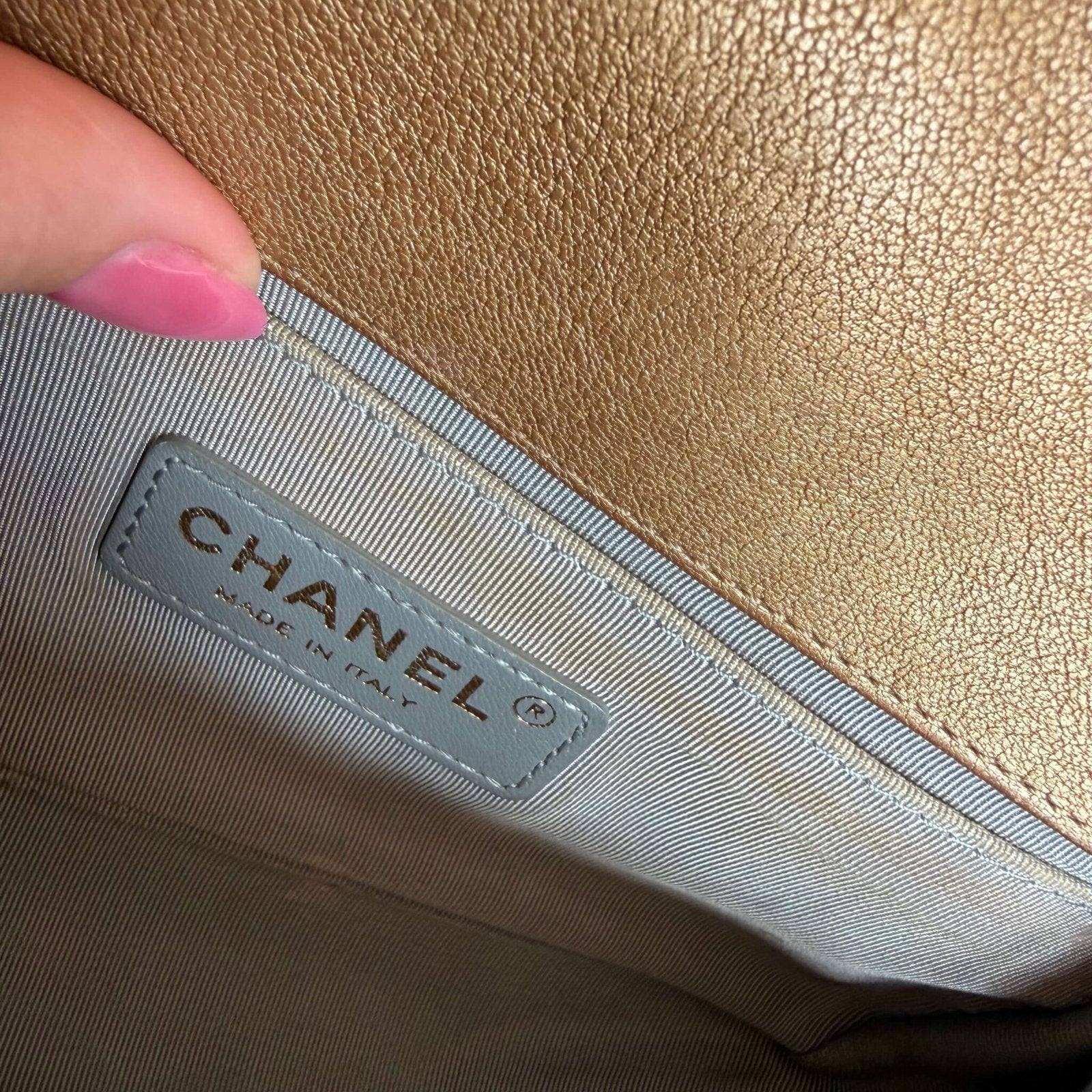 Authentieke Chanel small Boy flap bag CC logo metallic