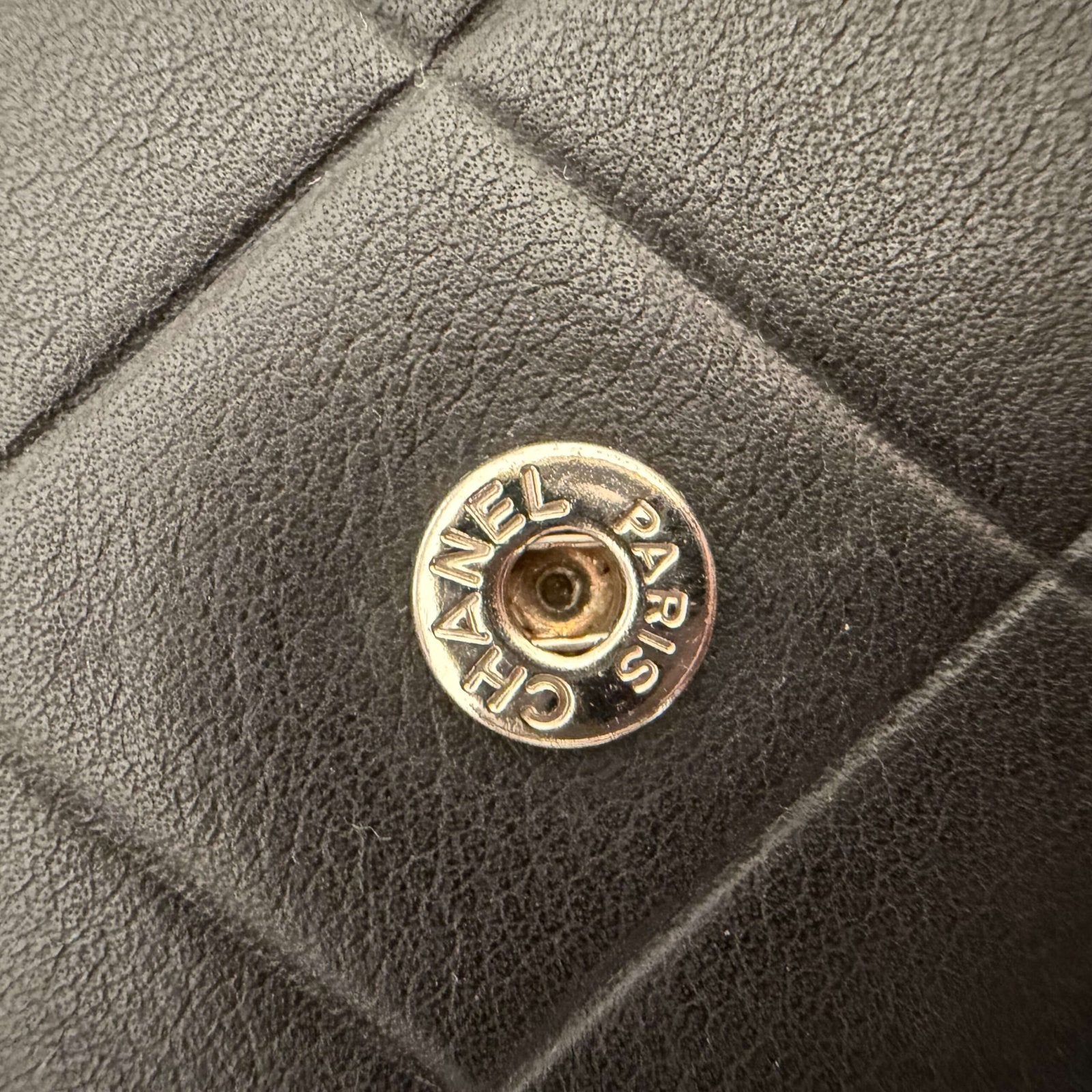Authentieke Chanel wallet on chain hardware detail
