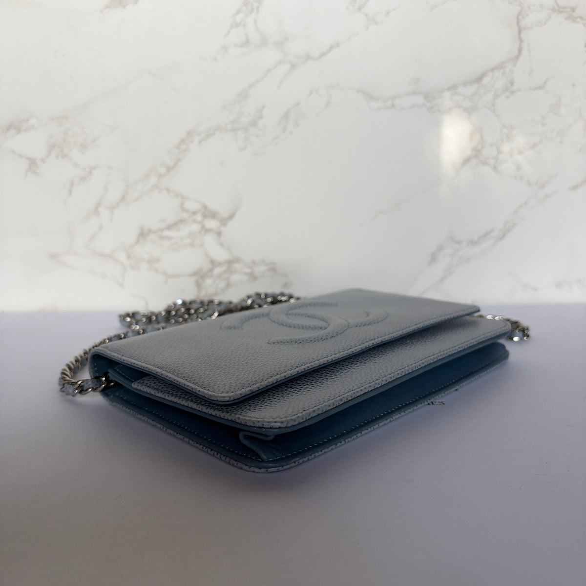 Authentieke Chanel WOC licht blauw caviar leer hoekjes