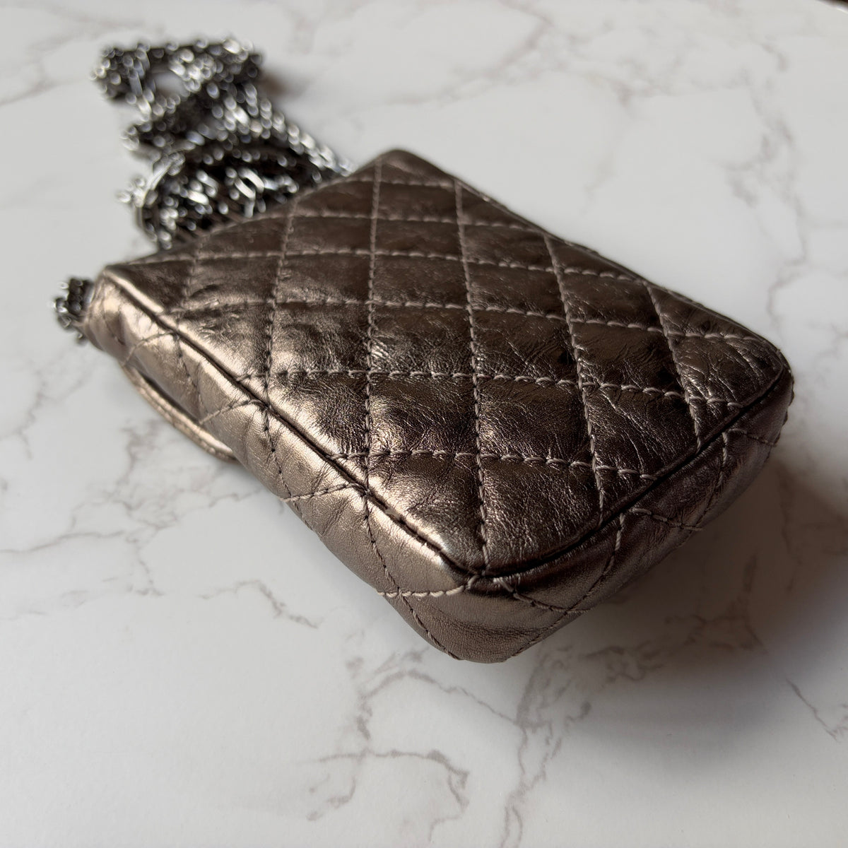 Authentieke Chanel mini crossbody flap hoekjes achterkant 