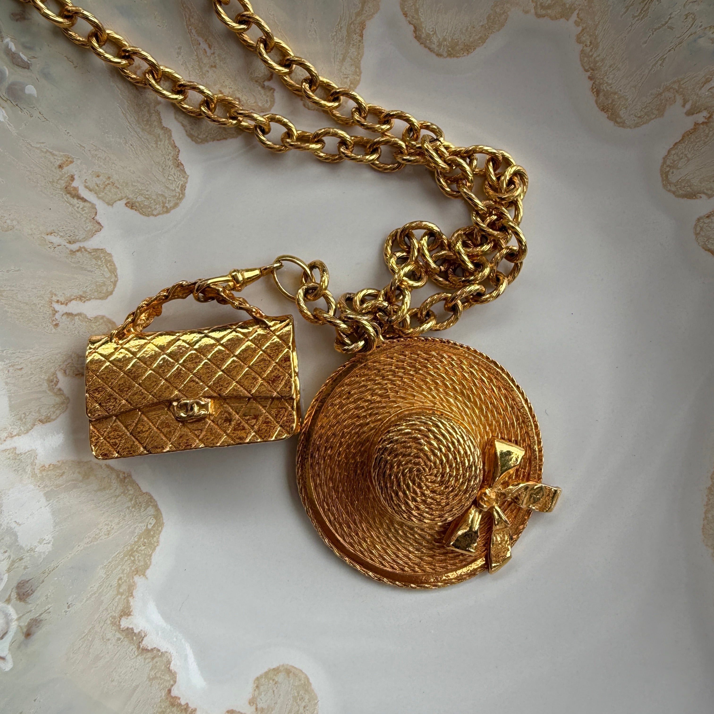 Authentieke vintage Chanel ketting iconische tas en hoed