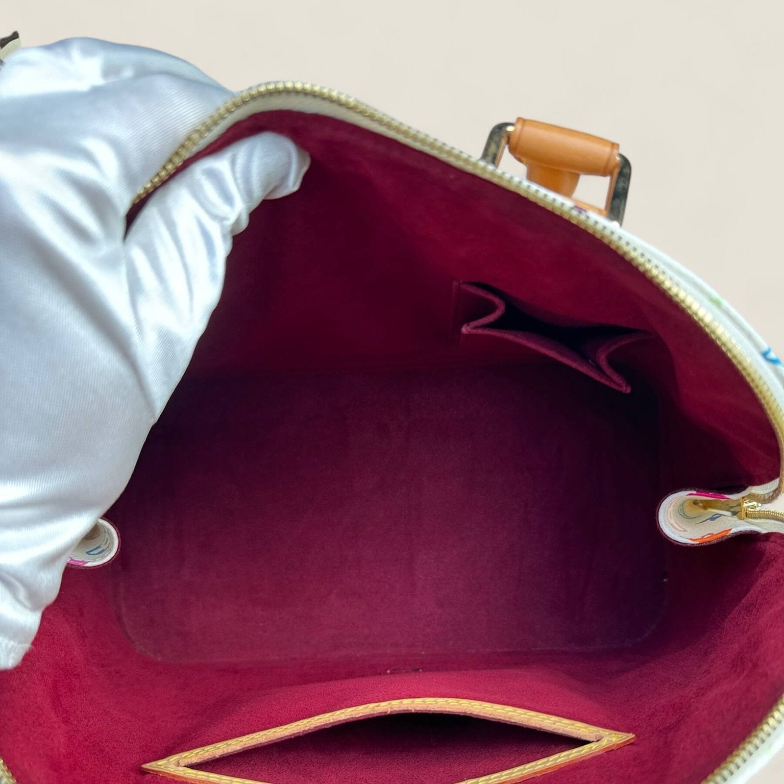 Binnekant van een gebruikte Louis Vuitton Alma PM