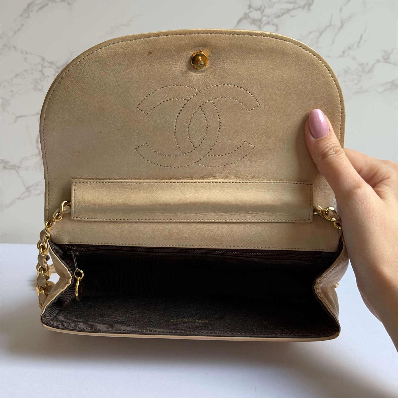 Binnenkant authentieke Chanel tas beige