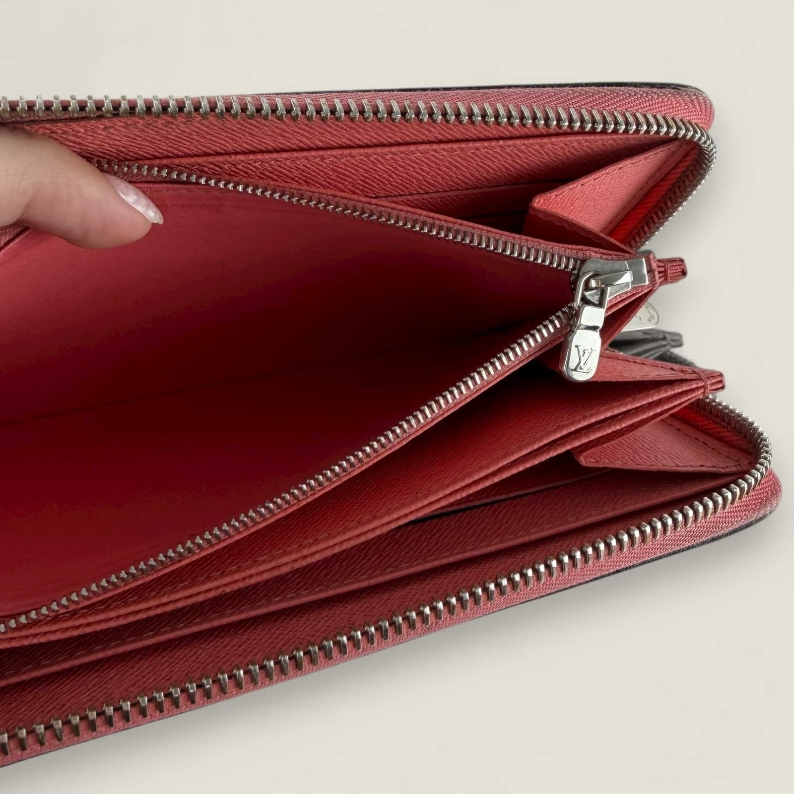 Binnenkant authentieke Louis Vuitton portemonnee Epi leer