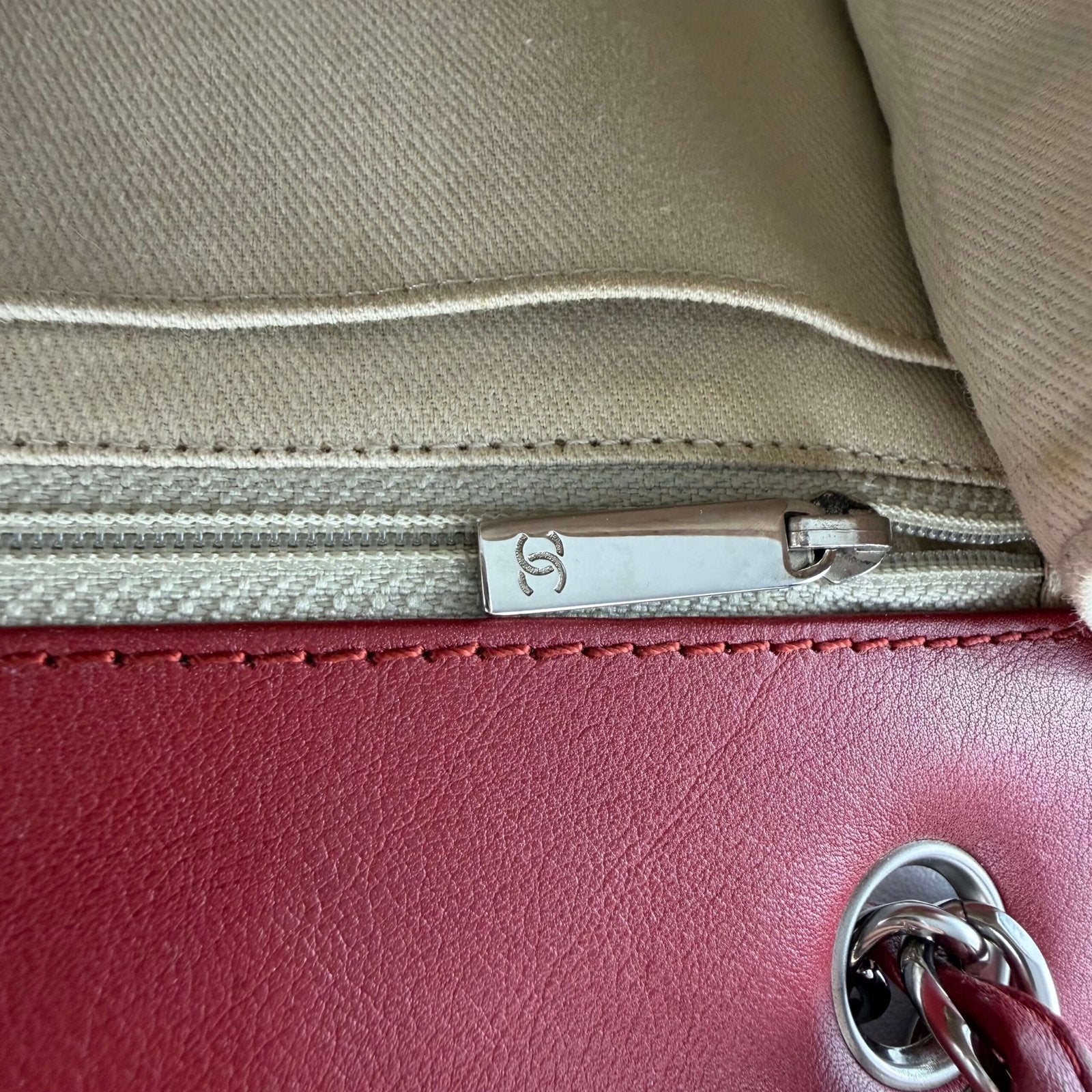 Binnenkant tweedehands Chanel handtas