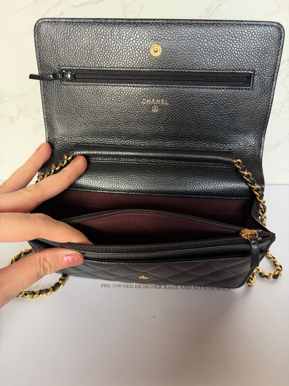 Binnenkant tweedehands Chanel wallet on chain zwart