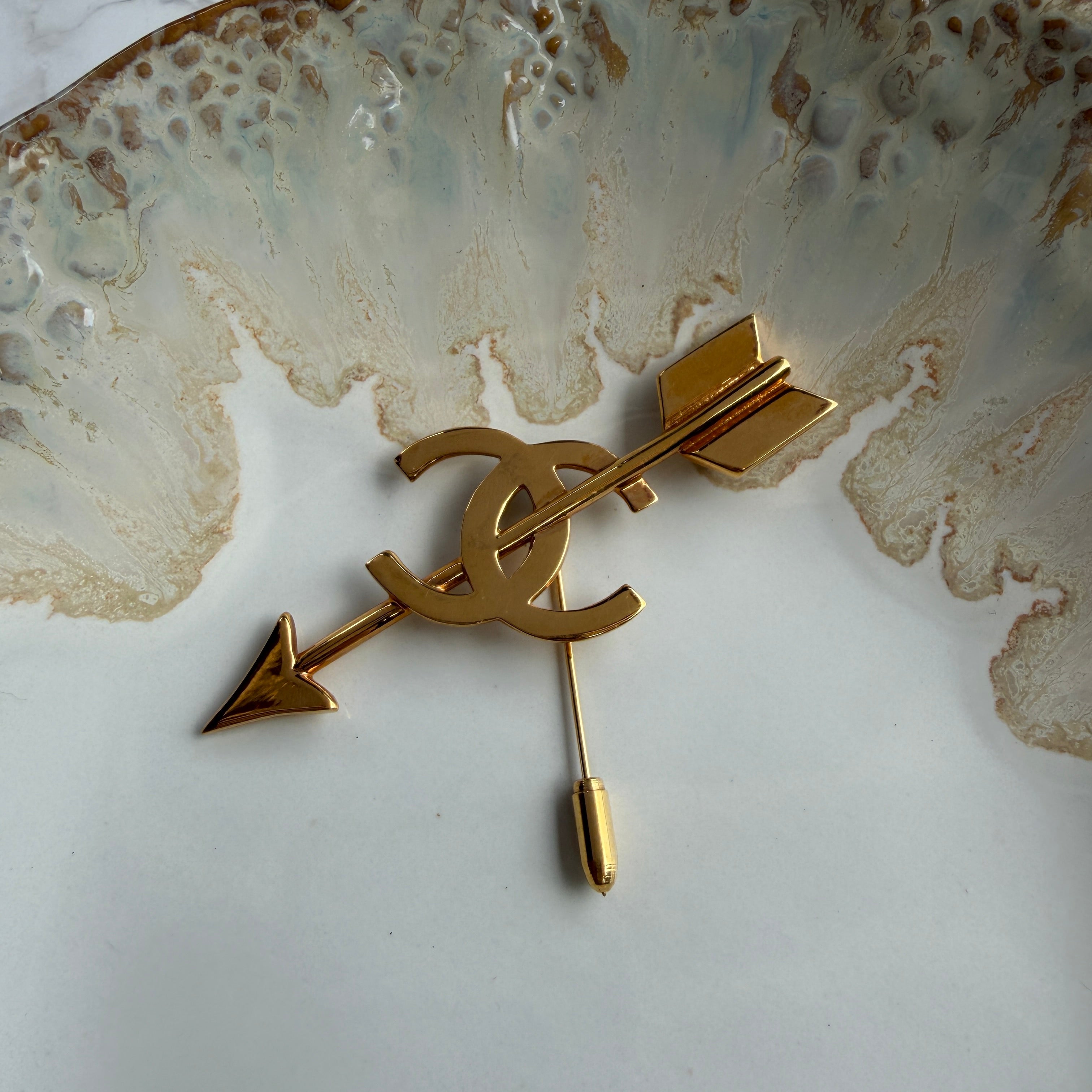 CHANEL Pre-Owned
1990s bow and arrow motif brooch