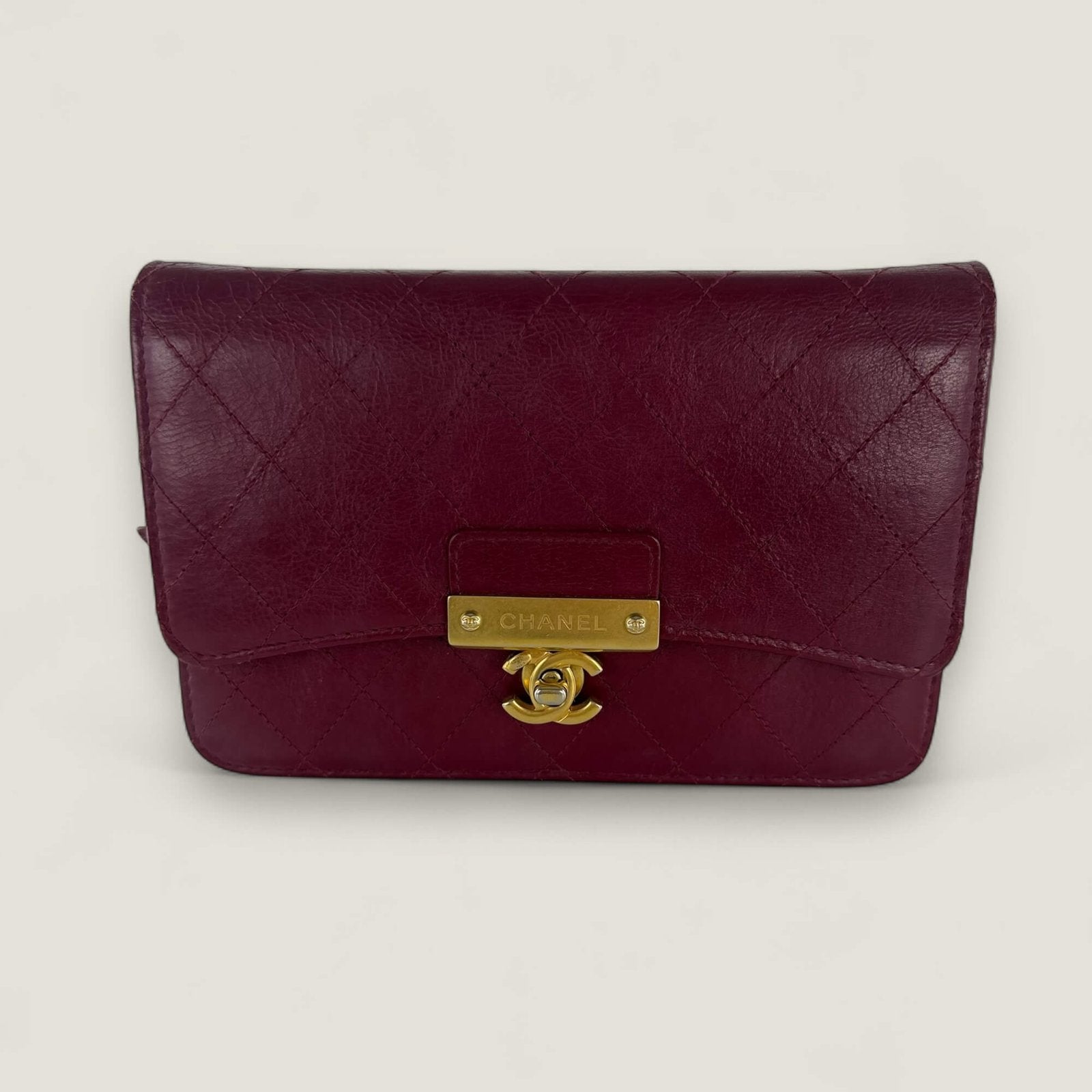 Chanel 2.55 Reissue Wallet on Chain rood goatskin gouden hardware voorkant