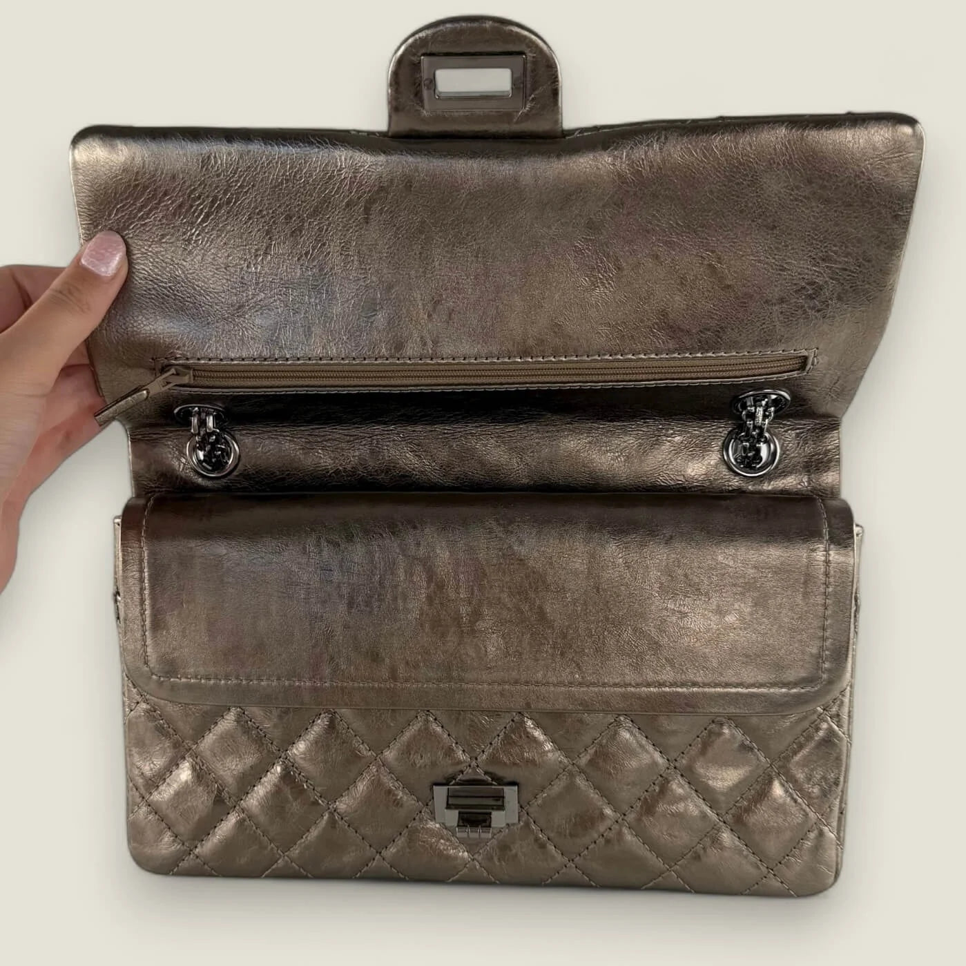 Chanel 2.55 metallic bronze met zilverkleurige hardware