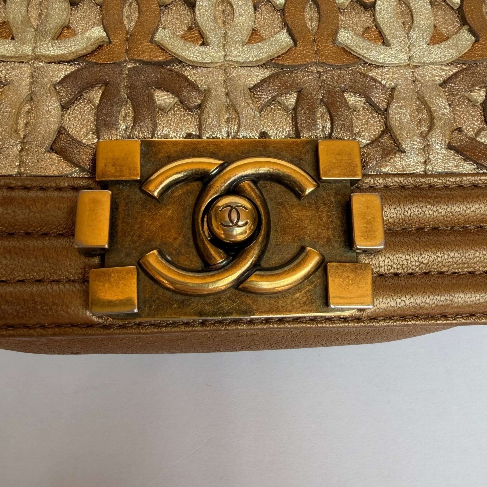 Chanel Boy bag hardware goud