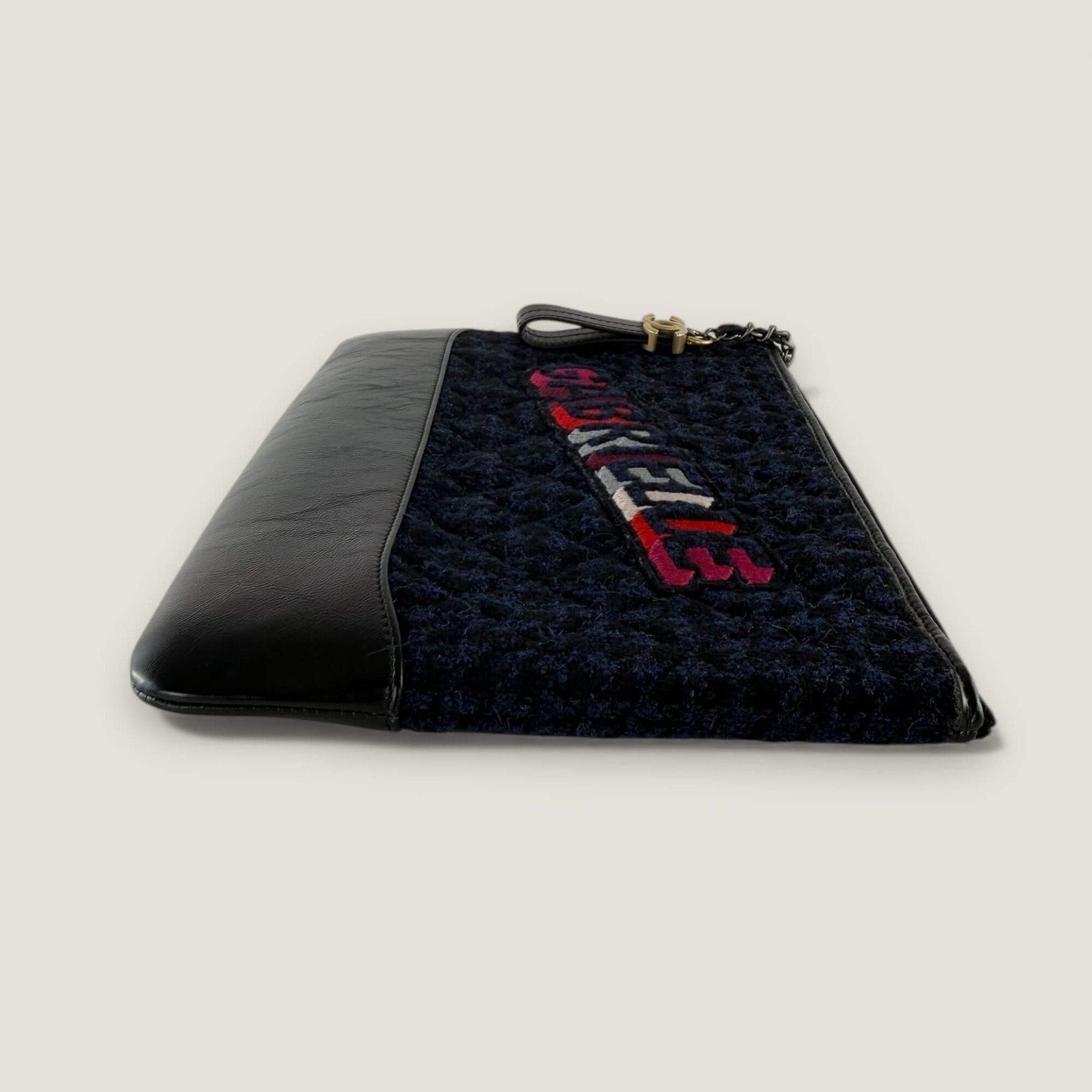 Chanel Gabrielle clutch zijkant