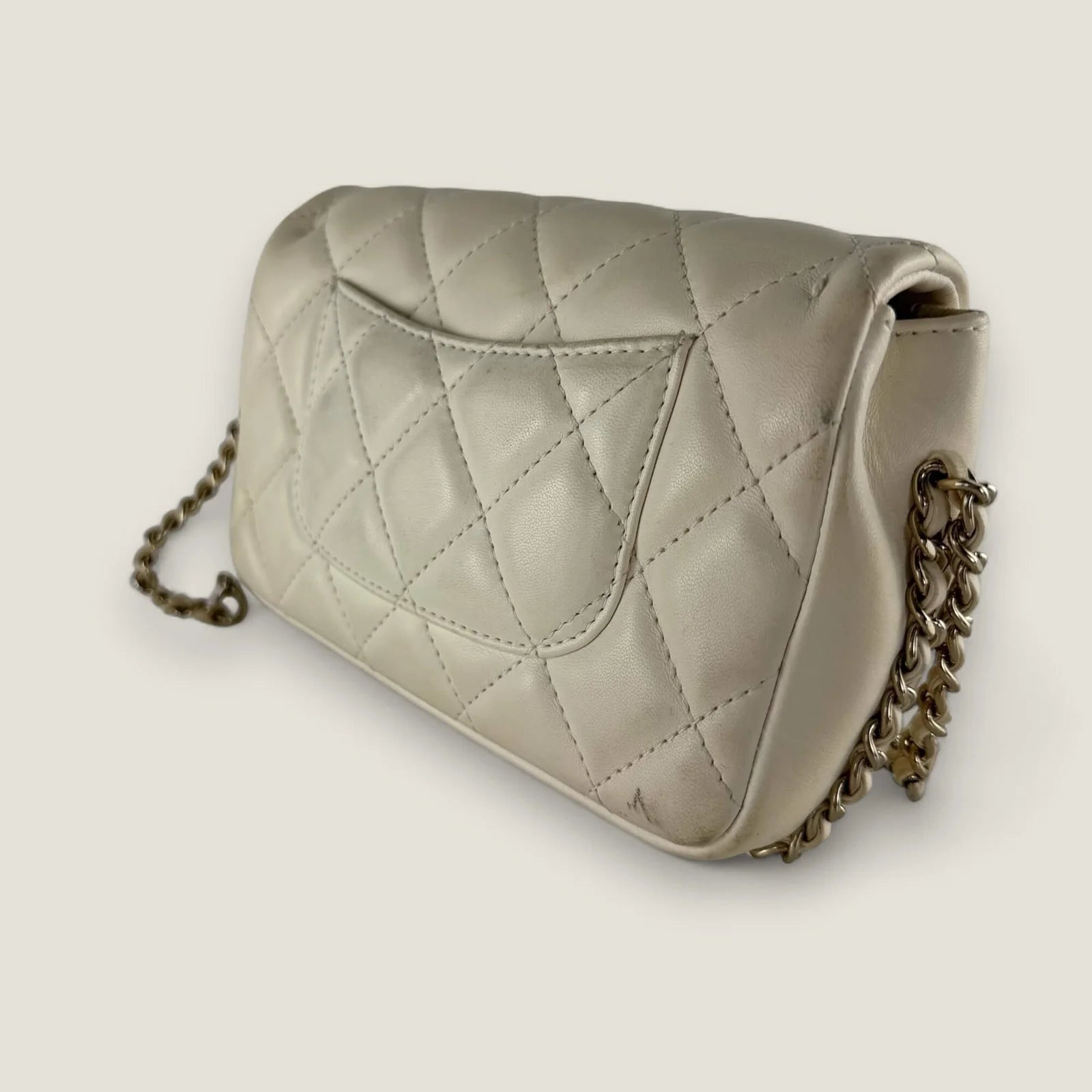 Chanel Mini Flap crème lambskin detail photo
