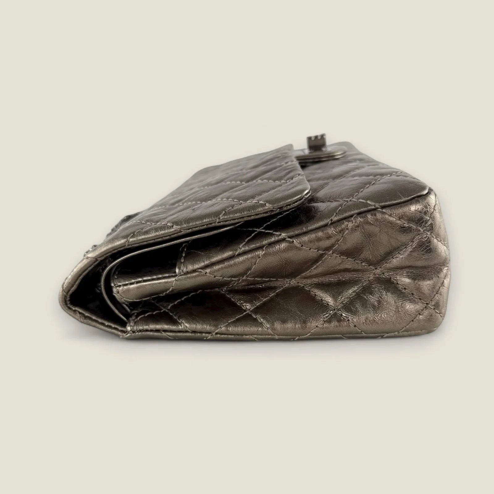 Chanel Reissue 226 metallic bronze leren flap bag