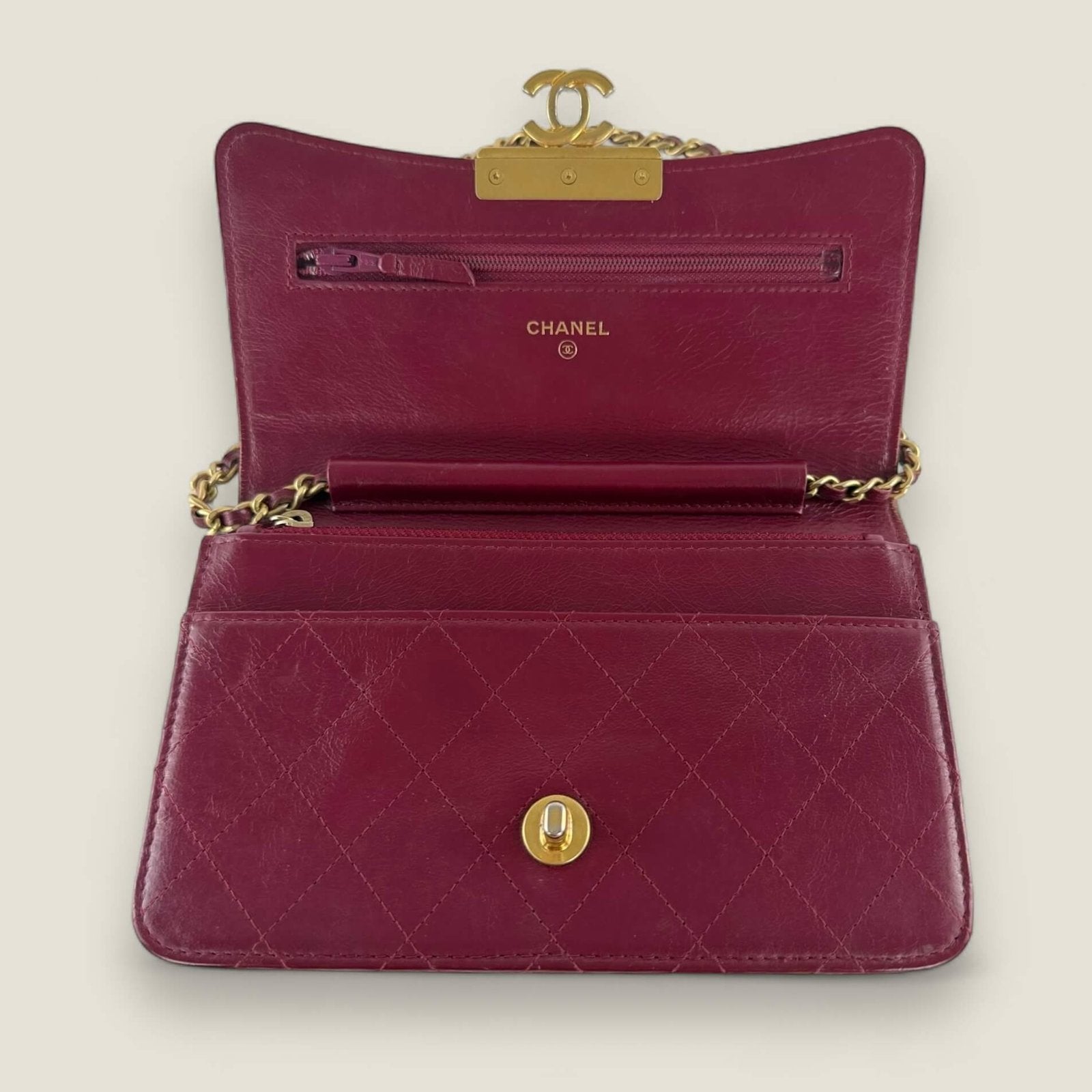 Chanel WOC binnenkant met gouden ketting