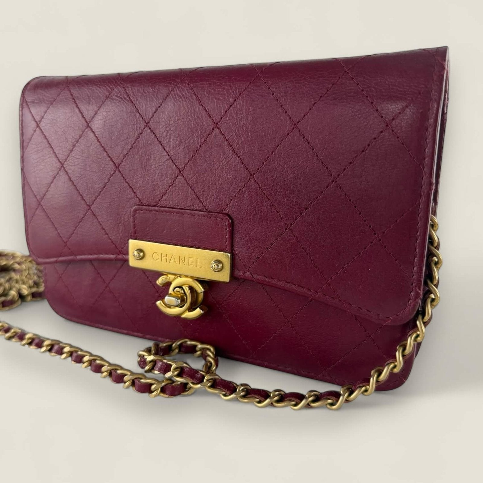 Chanel WOC rode goatskin textuur close-up