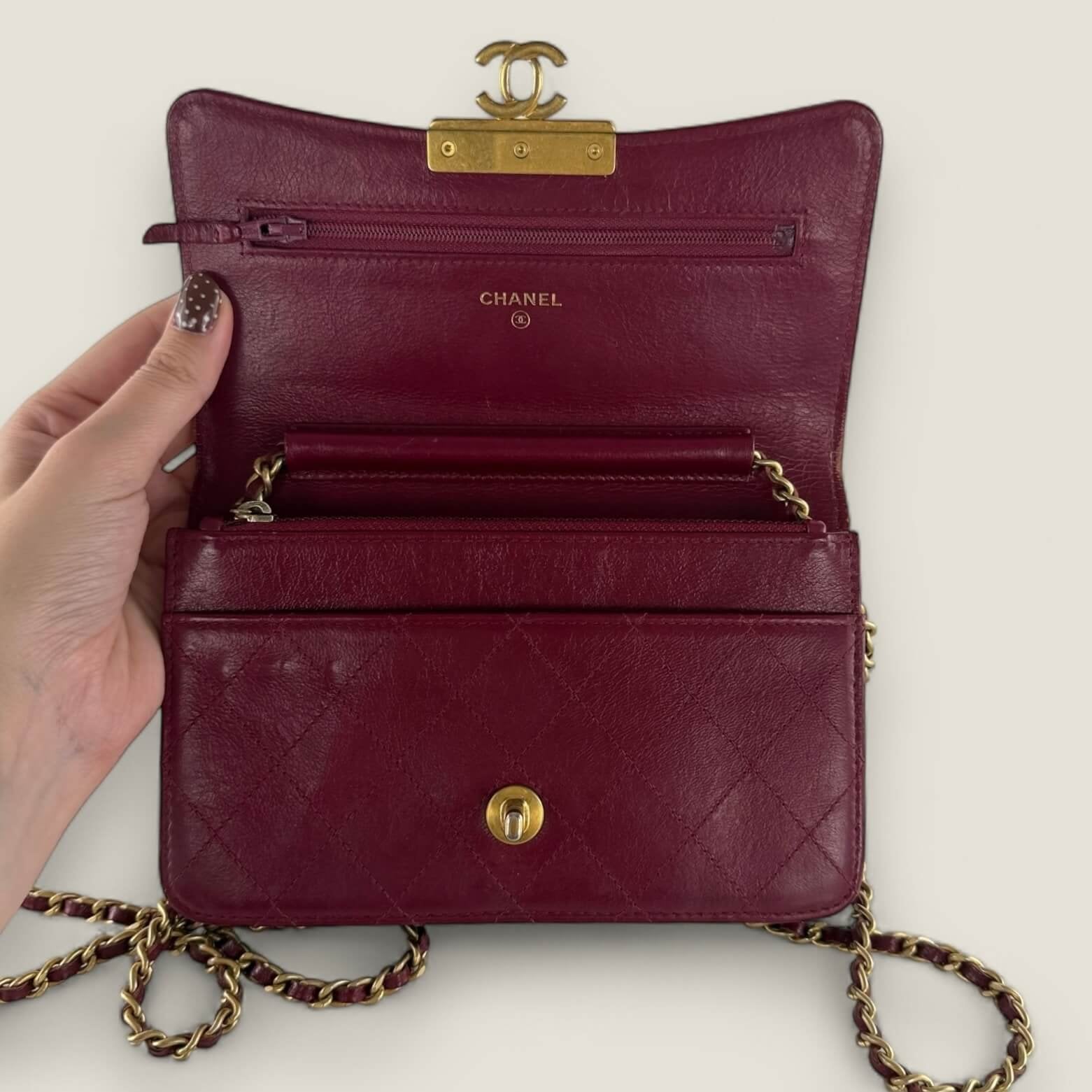 Chanel WOC rood binnenkant met logo stempel